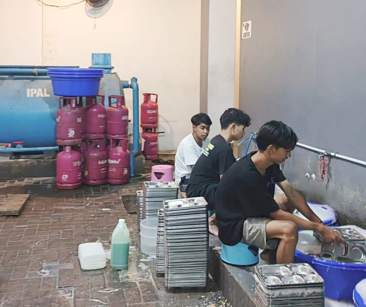 sejumlah pegawai dapur MBG Pandaan saat membersihkan tempat makanan