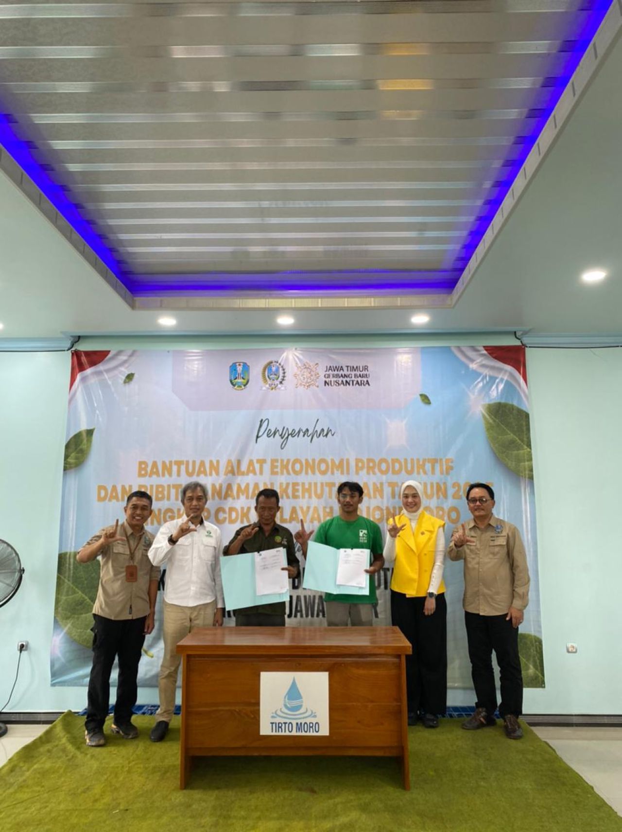 Foto bersama Kepala Dinas Kehutanan Provinsi Jawa Timur, Anggota DPRD Provinsi Jawa Timur, Kepala Cabang Dinas Kehutanan Bojonegoro, perwakilan Bappeda Tuban, Dinas Pertanian Kabupaten Tuban, dan Dinas Lingkungan Hidup Kabupaten Tuban.