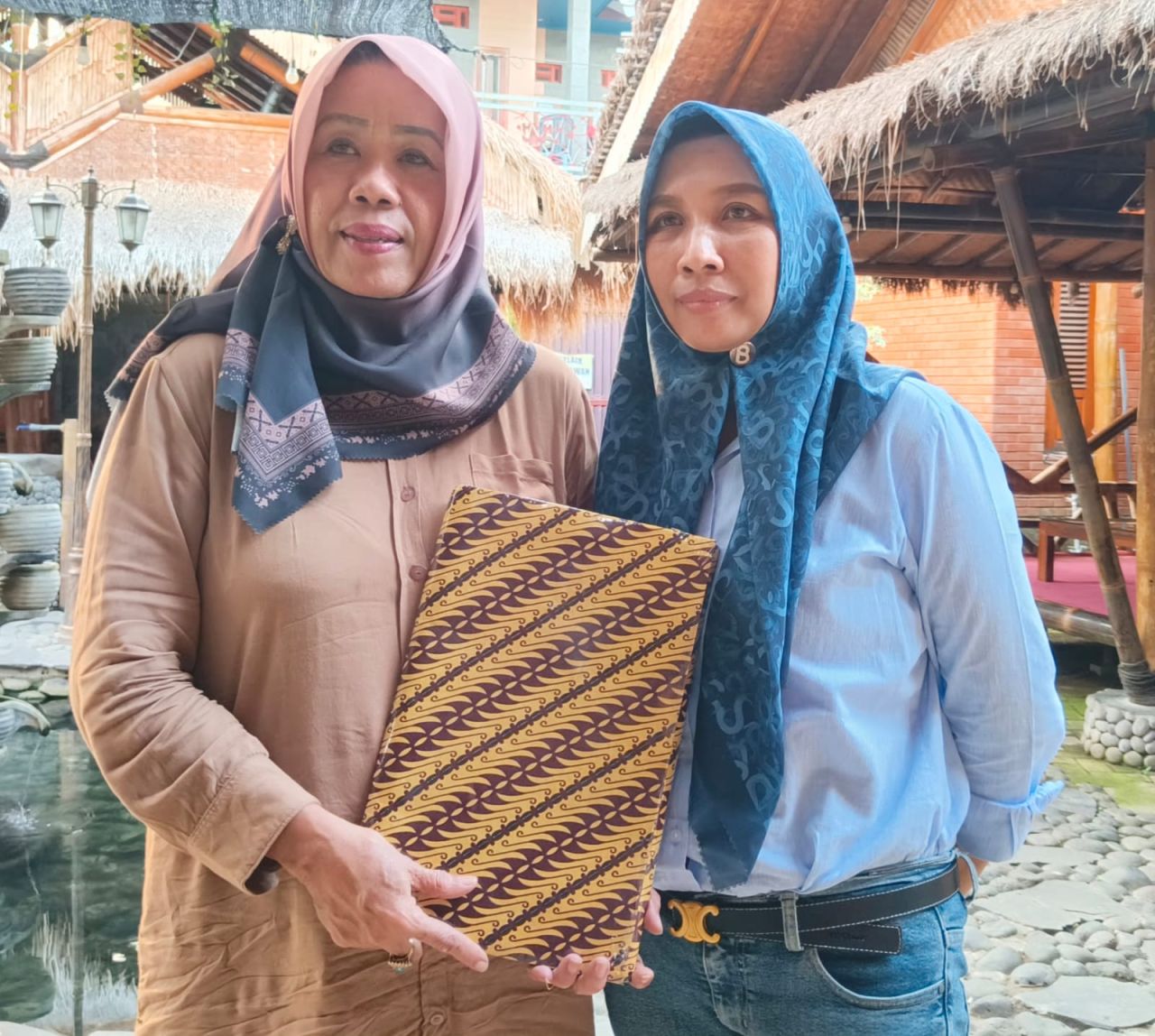 Elisa Andarwati, pengacara Wiwik Tri Haryati selaku pelapor usai diperiksa Propam Polres Pasuruan