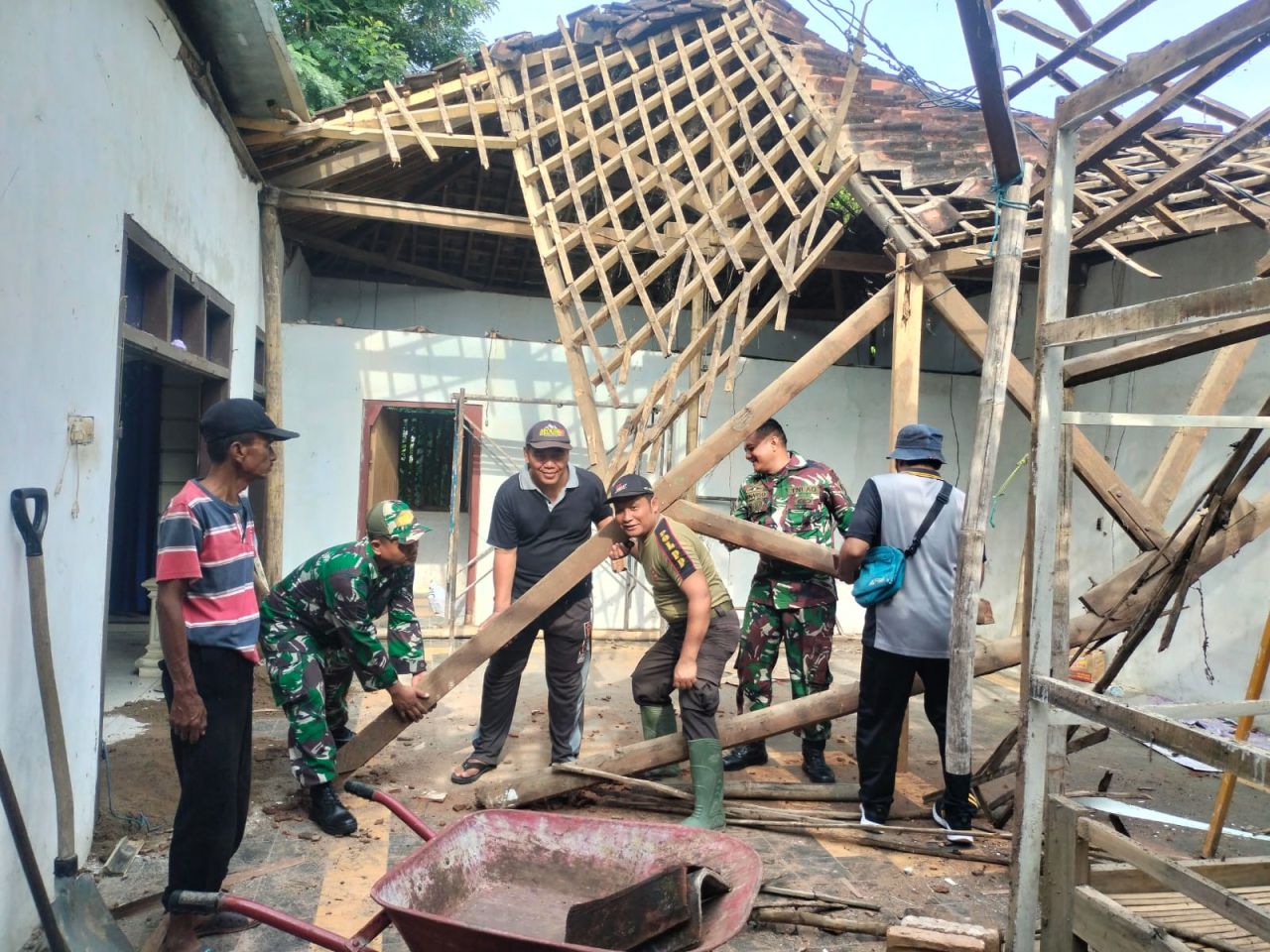 Koramil dan Polsek Balong Gotong Royong Bantu Warga Terdampak Atap Rumah Roboh