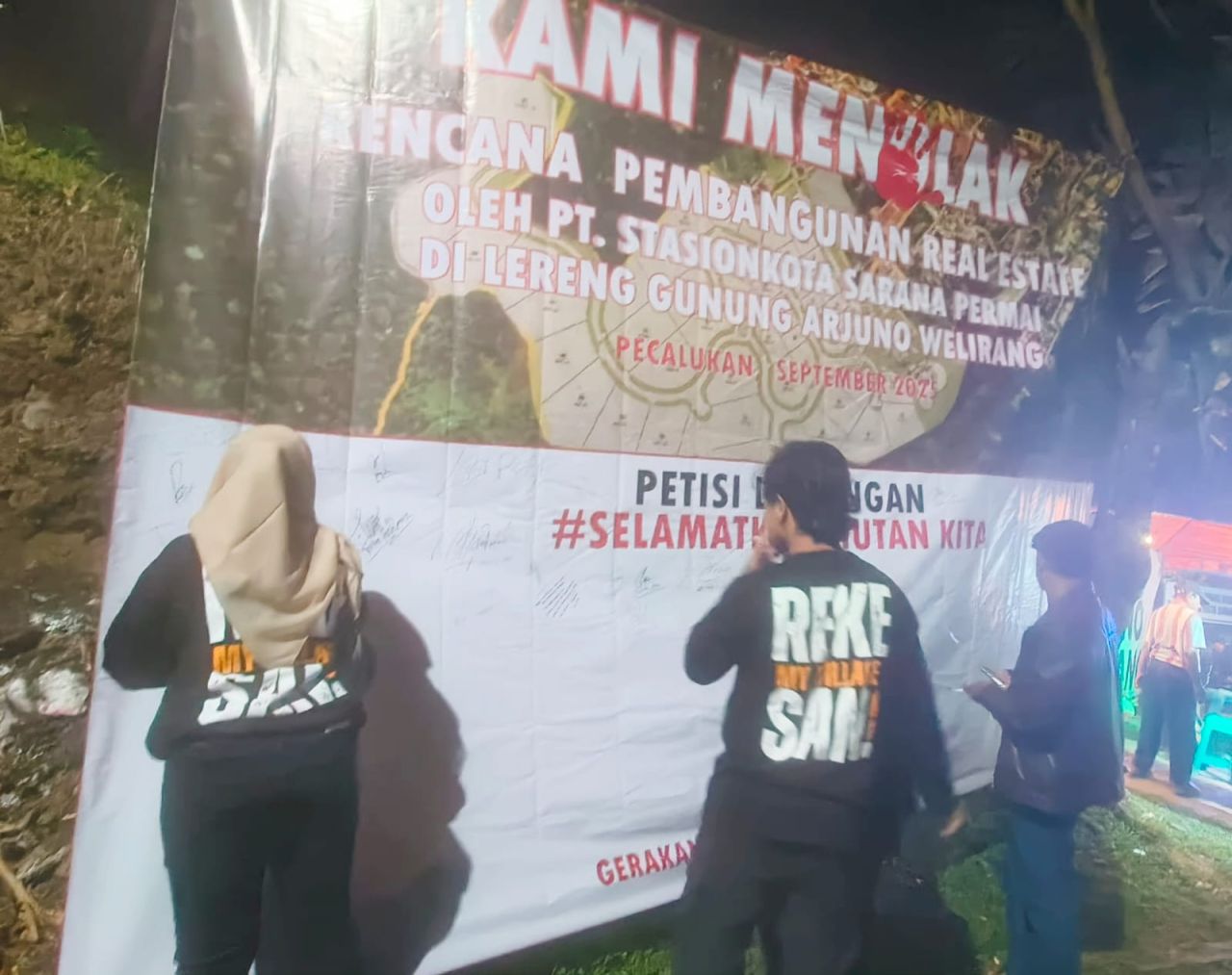 Sejumlah warga di tiga kelurahan, kecamatan Prigen melakukan tanda tangan sebagai bentuk penolakan rencana pembangunan real estate di lereng gunung Arjuna-Welirang
