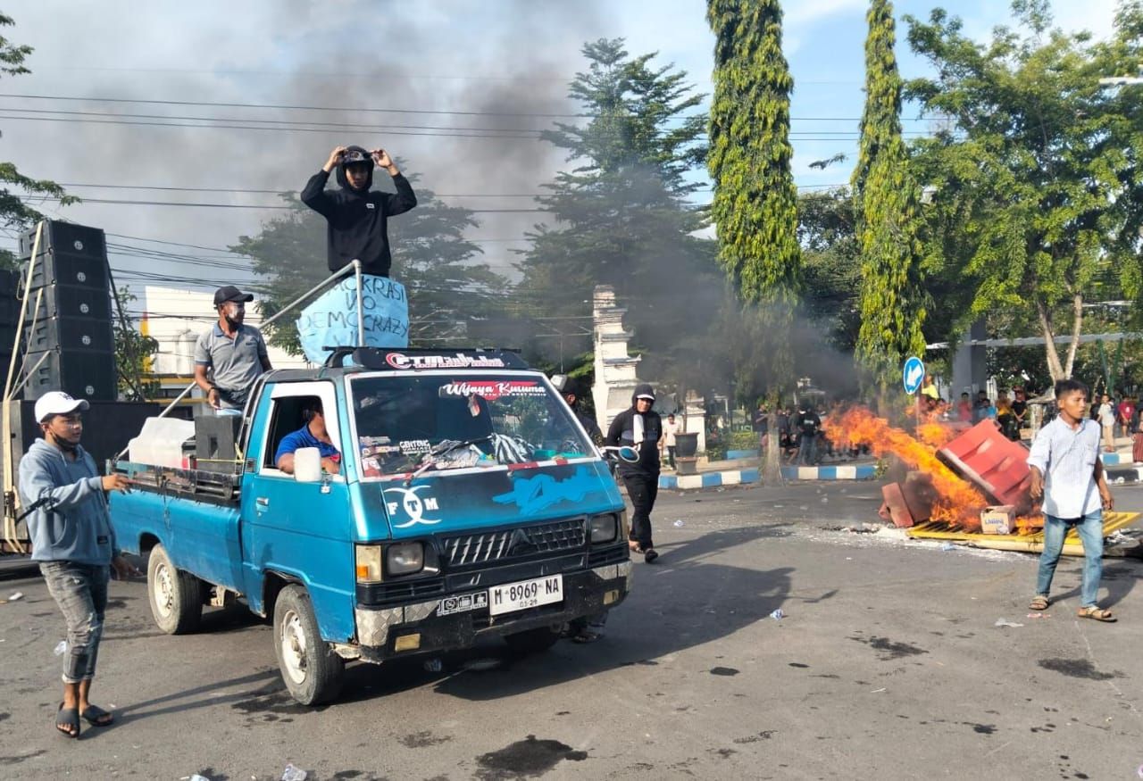 Massa aksi berorasi di depan gedung DPRD Sampang