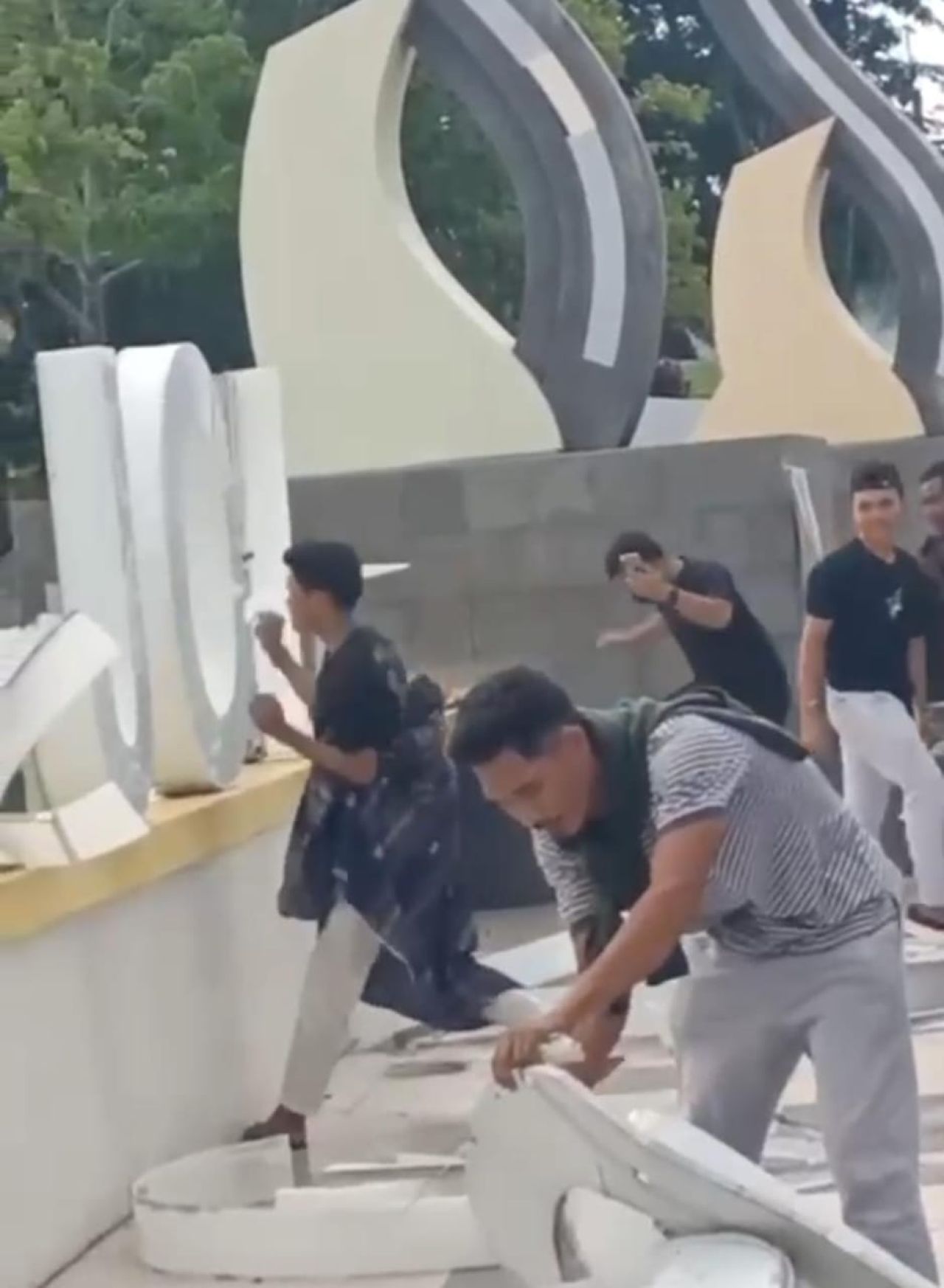 Pagar di rusak massa