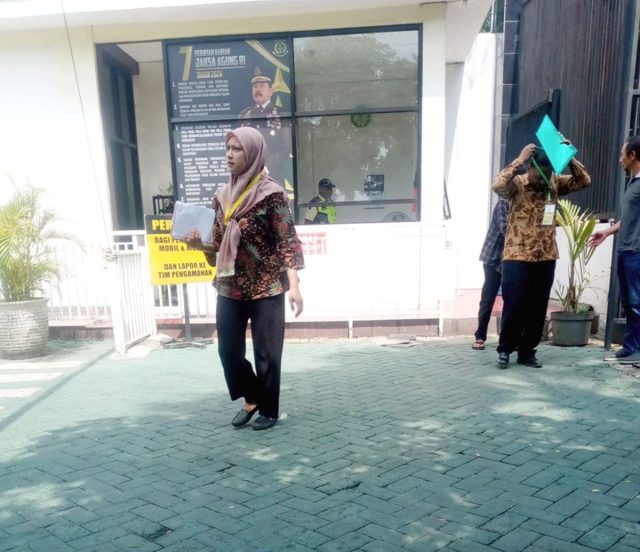 Salah satu pemohon sertifikat pada program PT SL di Desa Wonosari penuhi panggilan tim penyidik Kejari Kabupaten Pasuruan.