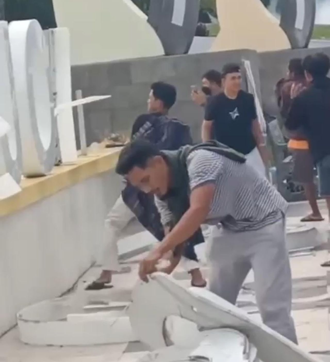 Polisi Buru Pelaku Perusakan Fasilitas Umum Pascakericuhan Demo Pilkades Sampang