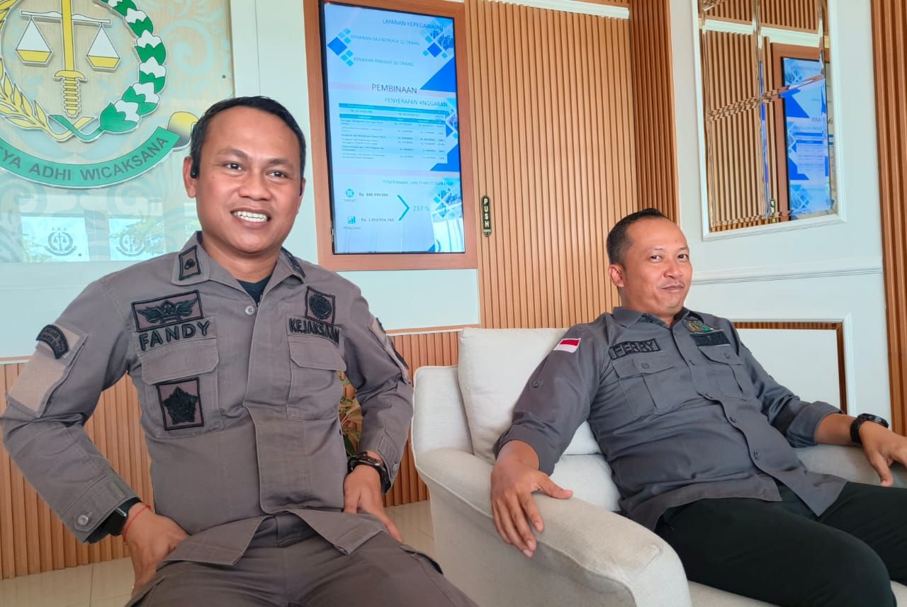 Ferry Hary Ardianto Kasi Intel bersama Kasi Pidsus Fandy Ardiansyah Catur Santoso gelar pres rilis di kantor Kejari terkait naiknya status pungli PTSL Wonosari ke penyidikan