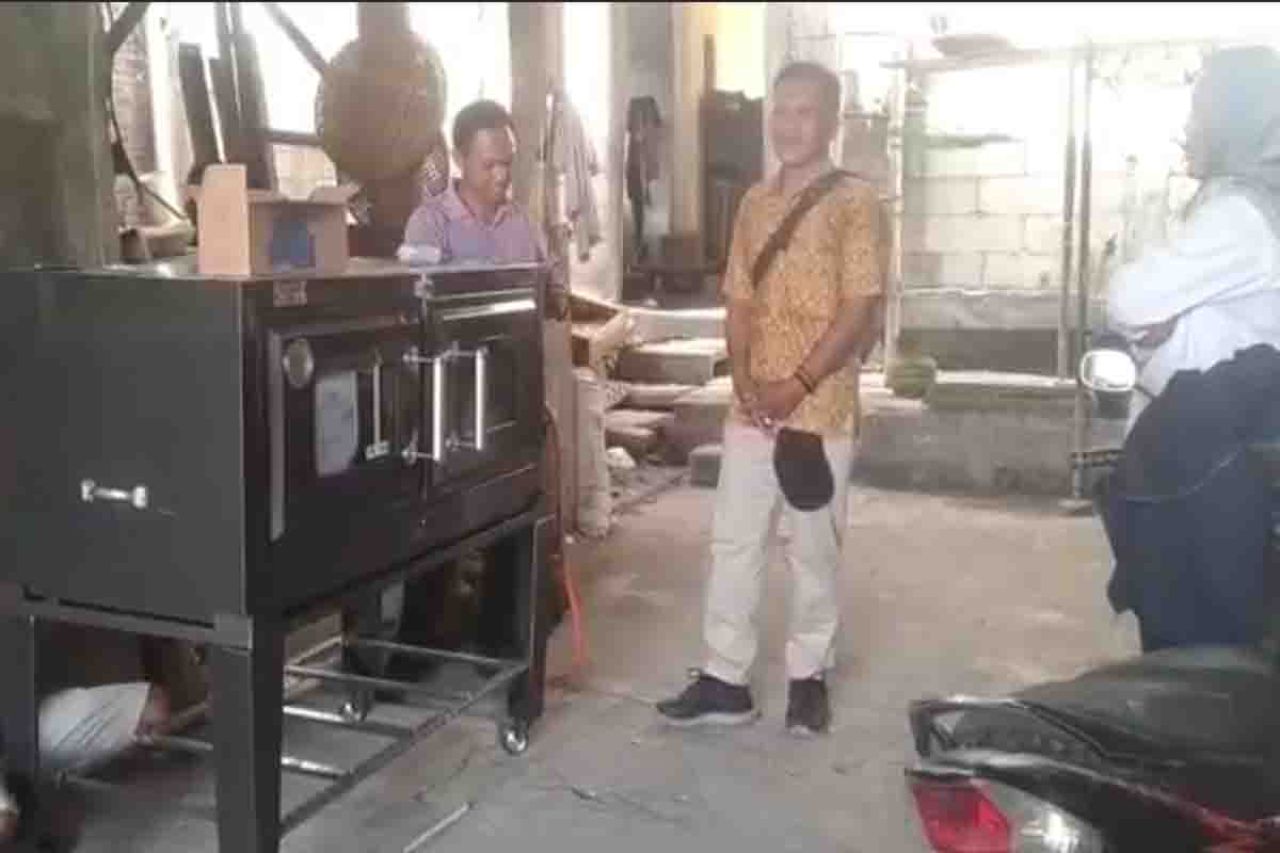 Dosen UWM Surabaya saat mengenalkan mesin panggang ke UMKM Desa Setro