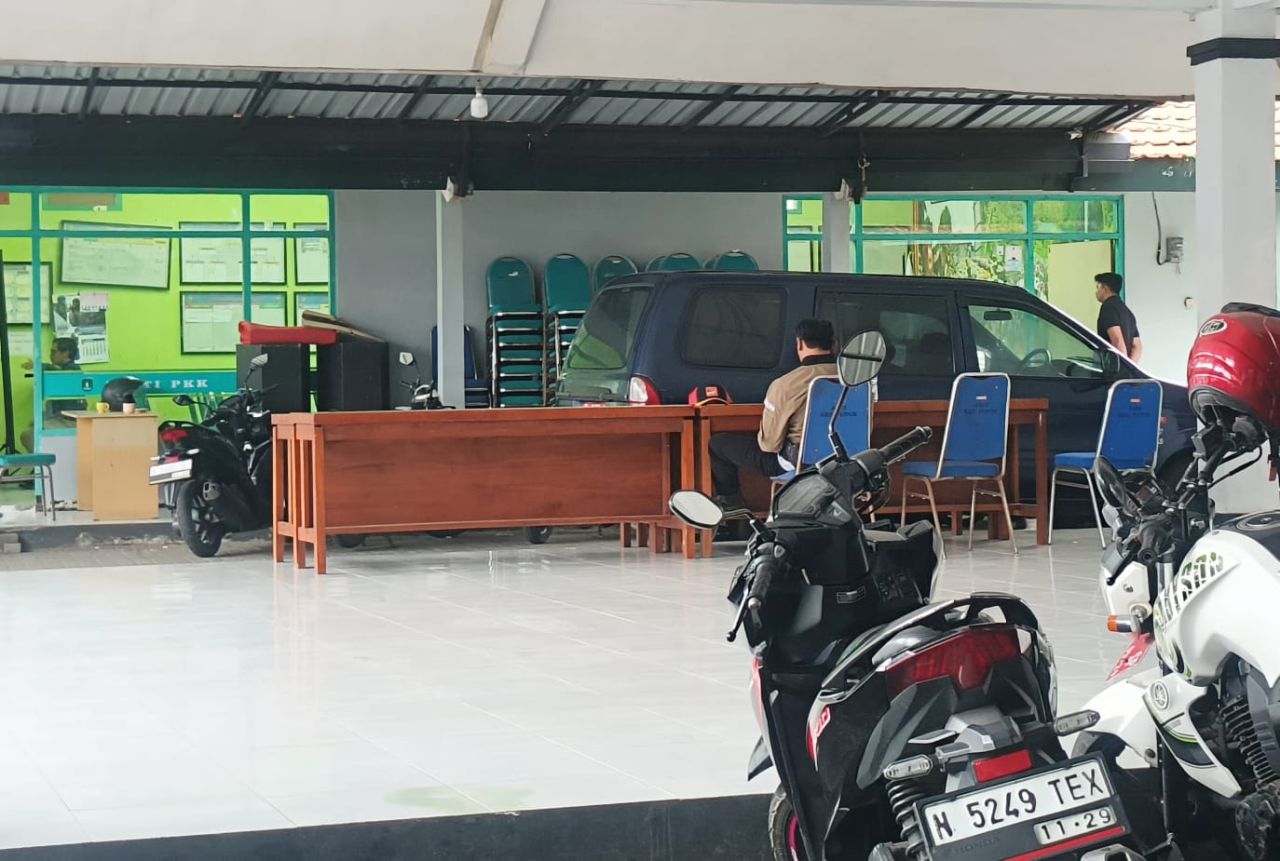 Suasana pemeriksaan oleh tim penyidik kejaksaan di kantor Kecamatan Tutur