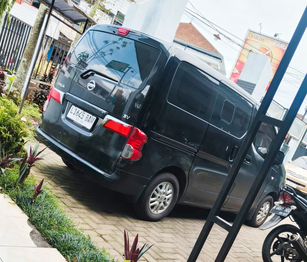 Mobil tim penyidik kejaksaan negeri kabupaten Pasuruan parkir di halaman kantor kecamatan untuk melakukan pemeriksaan sejumlah pemohon