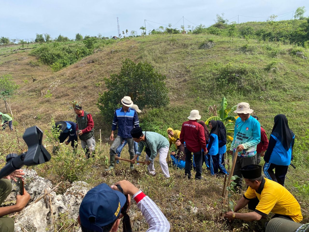Penanaman simbolis pendiri yayasan KH. Su'udil azka dan ketua KTH