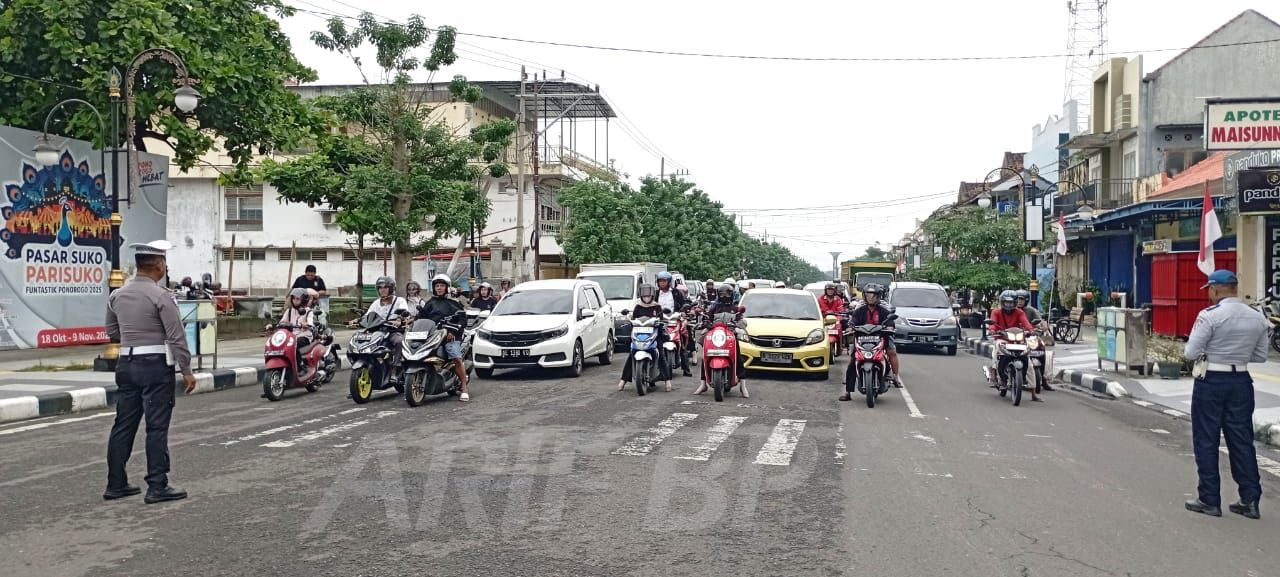 Detik- Detik hari Pahlawan di Ponorogo Jadi Hening Pengendara Hormat Untuk Pahlawan