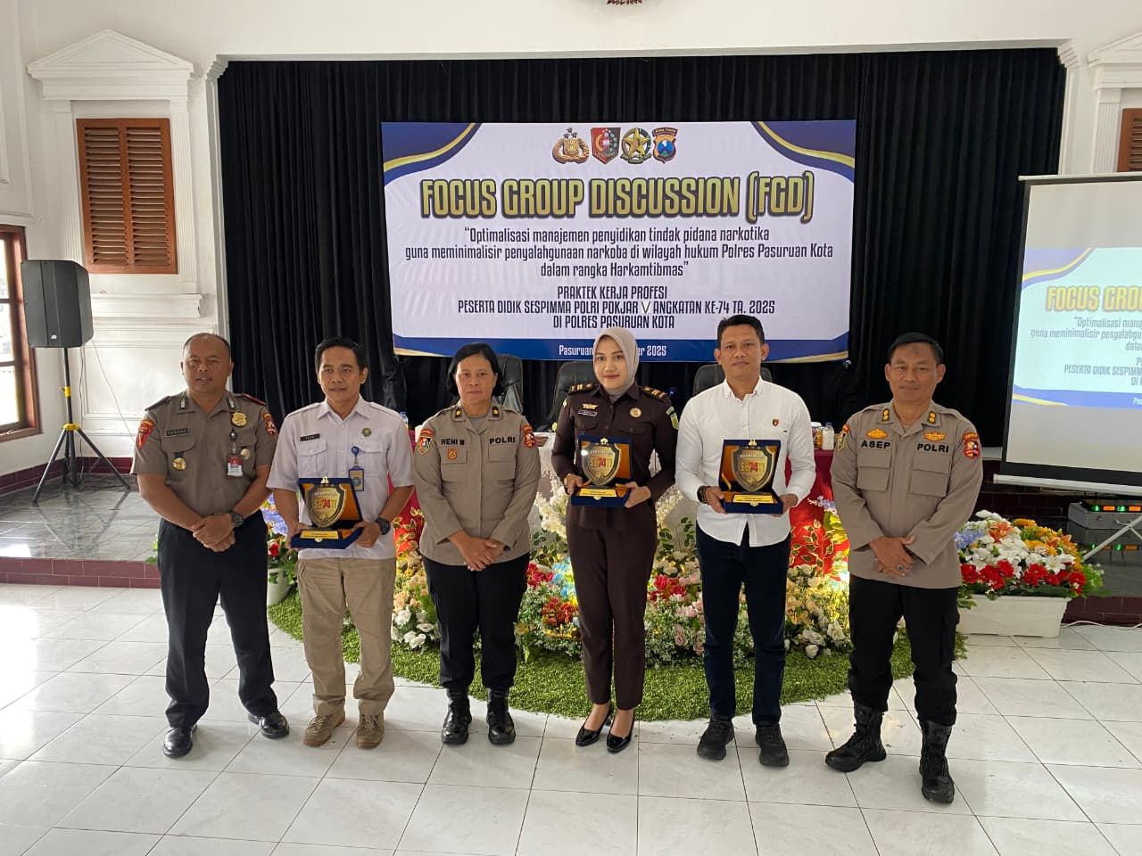 Usai menggelar FGD di Aula Polres Pasuruan melakukan sesi foto bersama