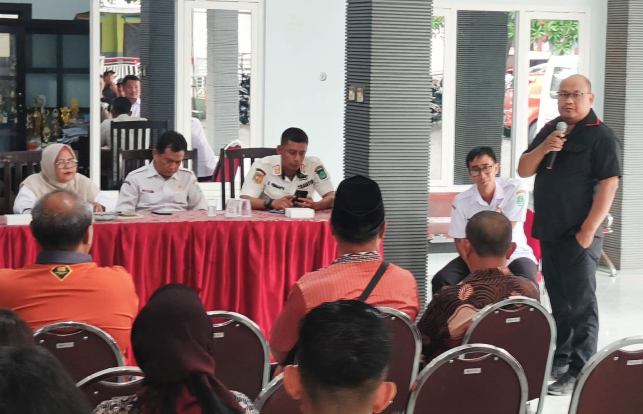 Sejumlah warga Nogosari bersama Pemdes, pemilik warkop plus karaoke disaksikan muspika menggelar rapat