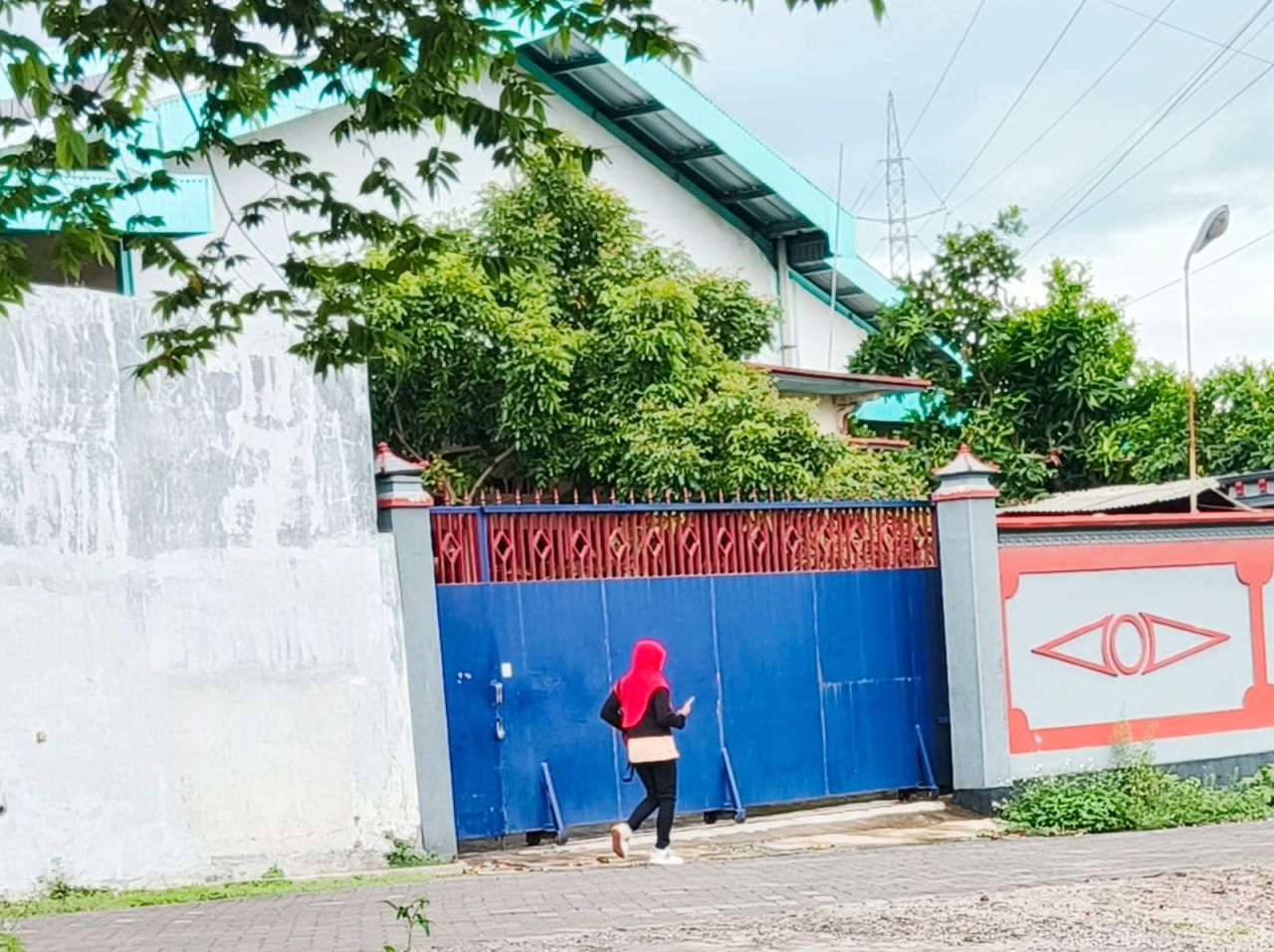 Sebuah gudang gerbang warnah biru di Desa Pucangsari, Kecamatan Sukorejo diduga pernah dibuat mengoplos elpiji subsidi dan kini tutup.