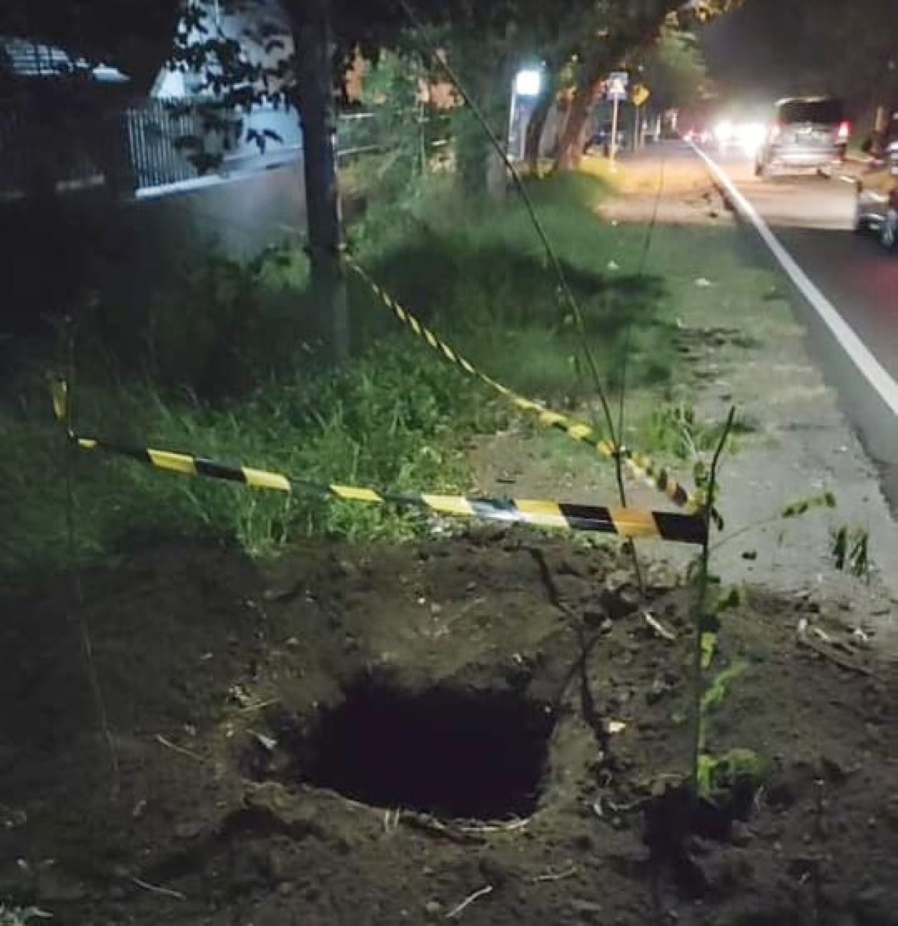 Bekas galian kabel di Jalan Raya Pandaan-Bangil yang diduga dicuri gerombolan orang