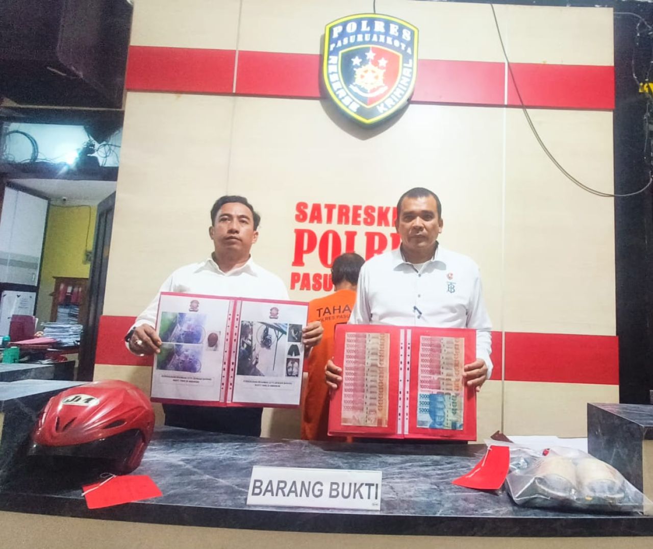 polisi menunjukan barang bukti yang berhasil disita dari tersangka pencurian