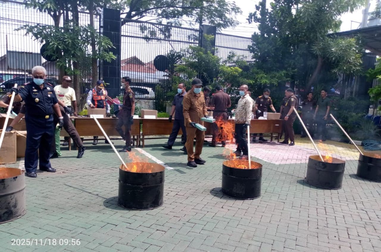 Pemusnahan barbuk dari 138 perkara pidana di halaman kantor Kejaksaan Kabupaten Pasuruan.