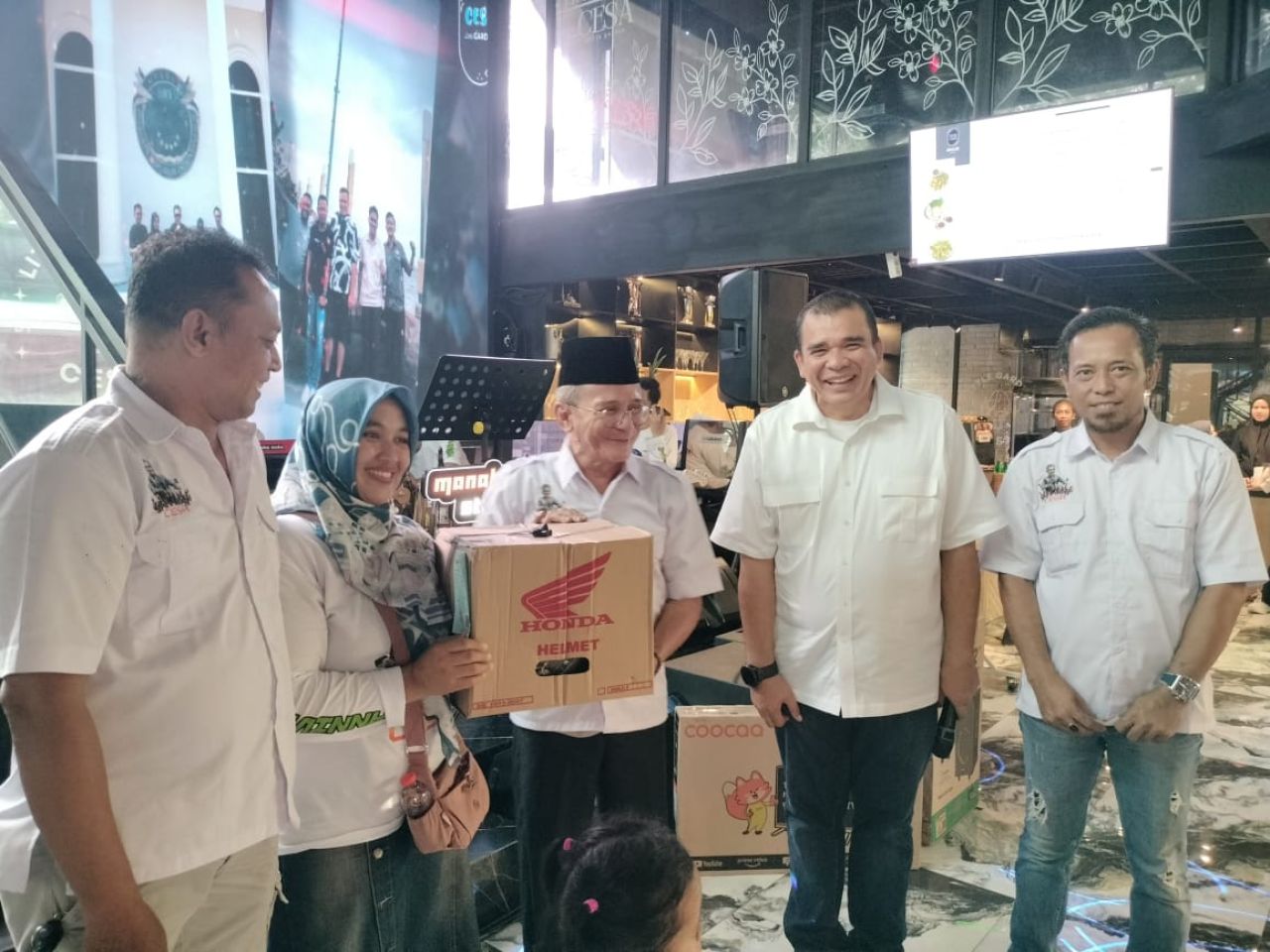 Wakil Bupati Pasuruan, Shobih Asrori bersama Decky Tjahjono Triyoga owner Cesa Little Garden dan pengurus Sahabat Cesa membuka undian hadiah motor pada perayaan anniversary ke 1.