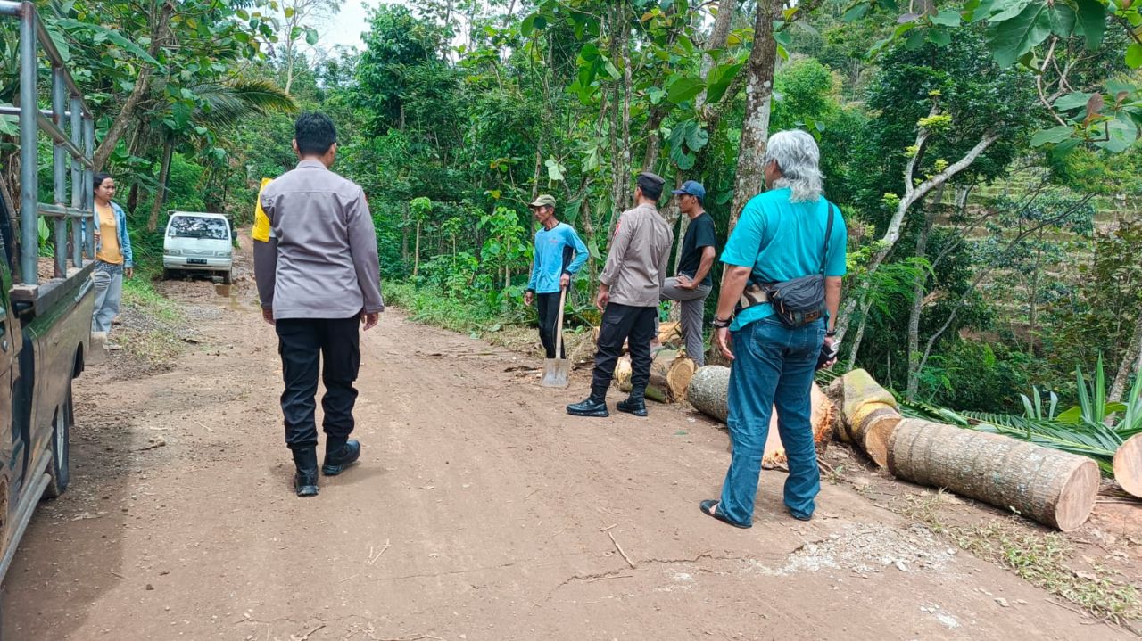 Akses Sooko-pudak Terancam Putus Akibat Tanah Amblas, Polsek Sooko Turun Tangan