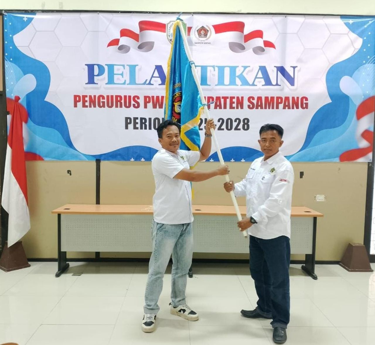 Ketua PWI Sampang Resmi Serahkan Simbol Kepemimpinan kepada Ketua Terpilih Periode 2025–2028