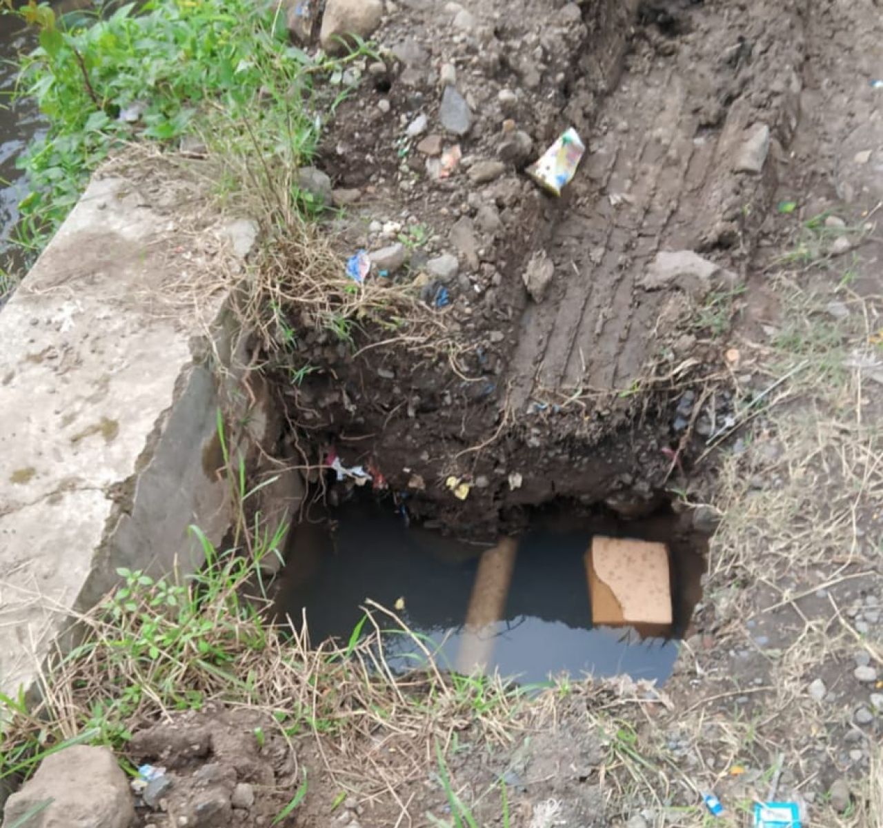 Lubang dibuat memasang riang PJU di wilayah Durensewu Pandaan Dikeluhkan warga