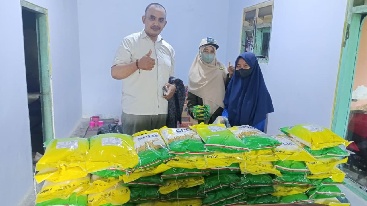 Relawan Gerakan Rakyat Jatim menyalurkan ratusan paket sembako kepada korban erupsi Gunung Semeru di Lumajang