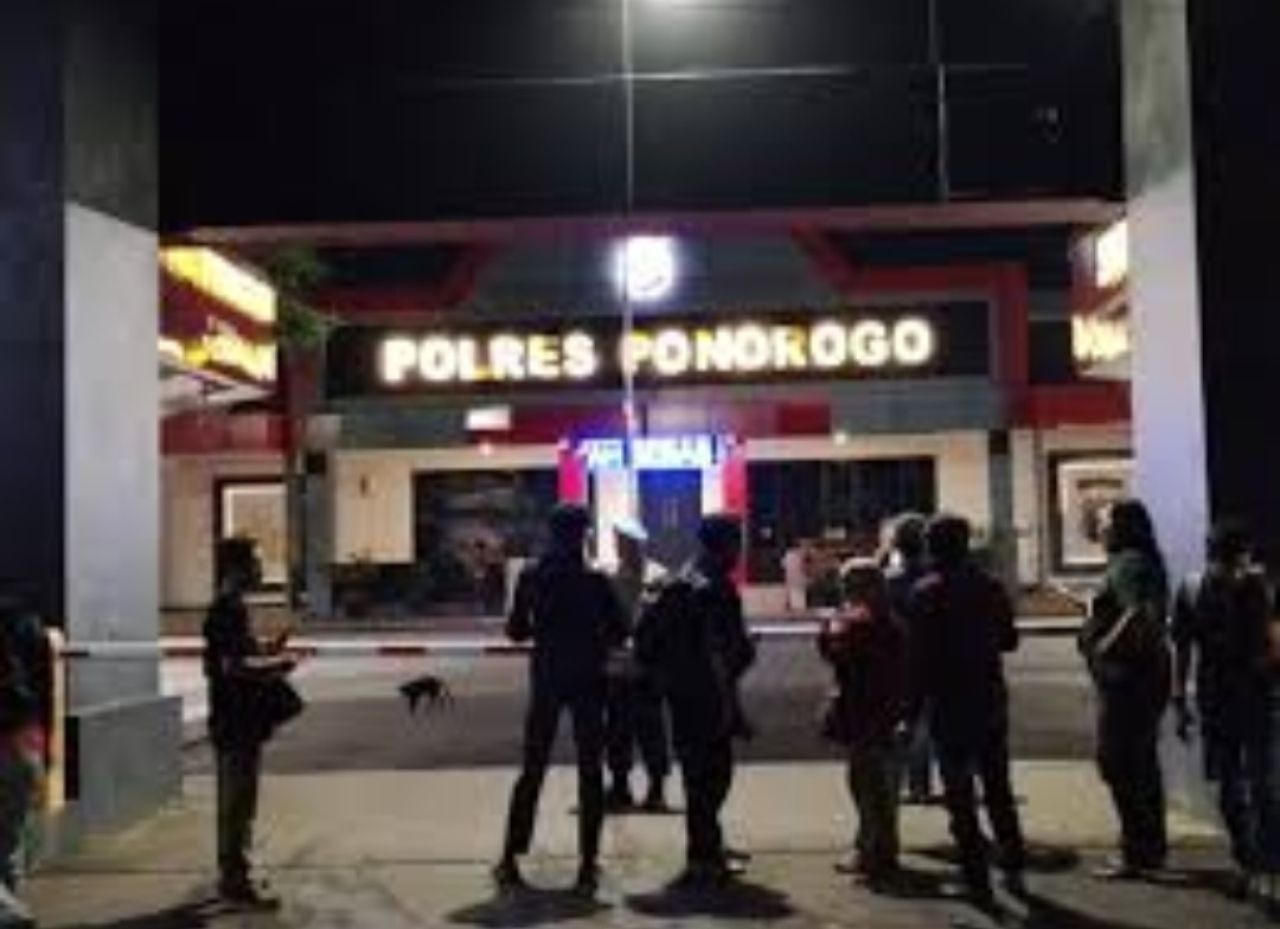 Awak media saat menunggu di Mapolres Ponorogo (ist)