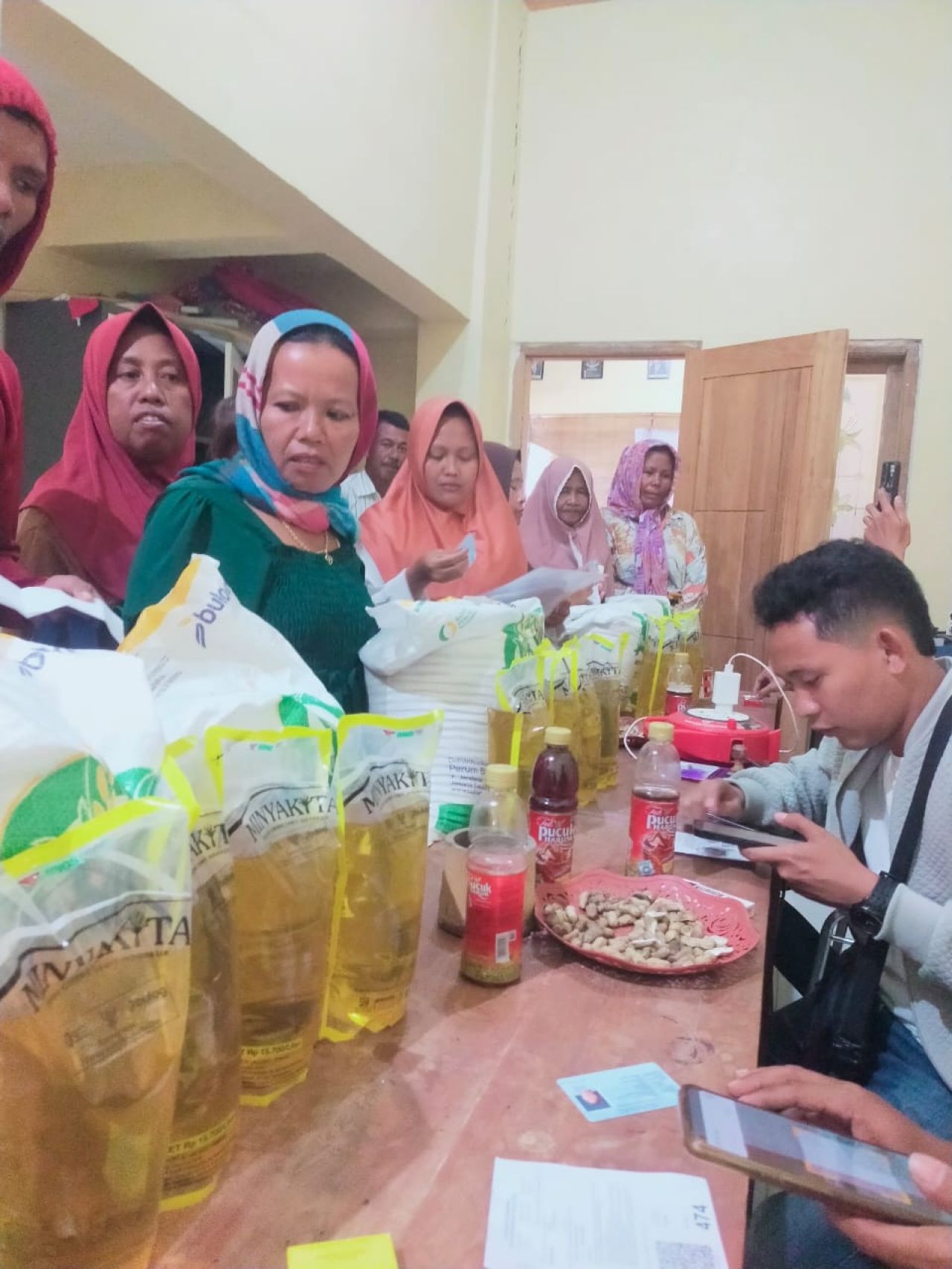 Program Bantuan Pangan 20 Kg Beras dan 4 Liter Minyak Goreng Disambut Gembira Warga Plampaan