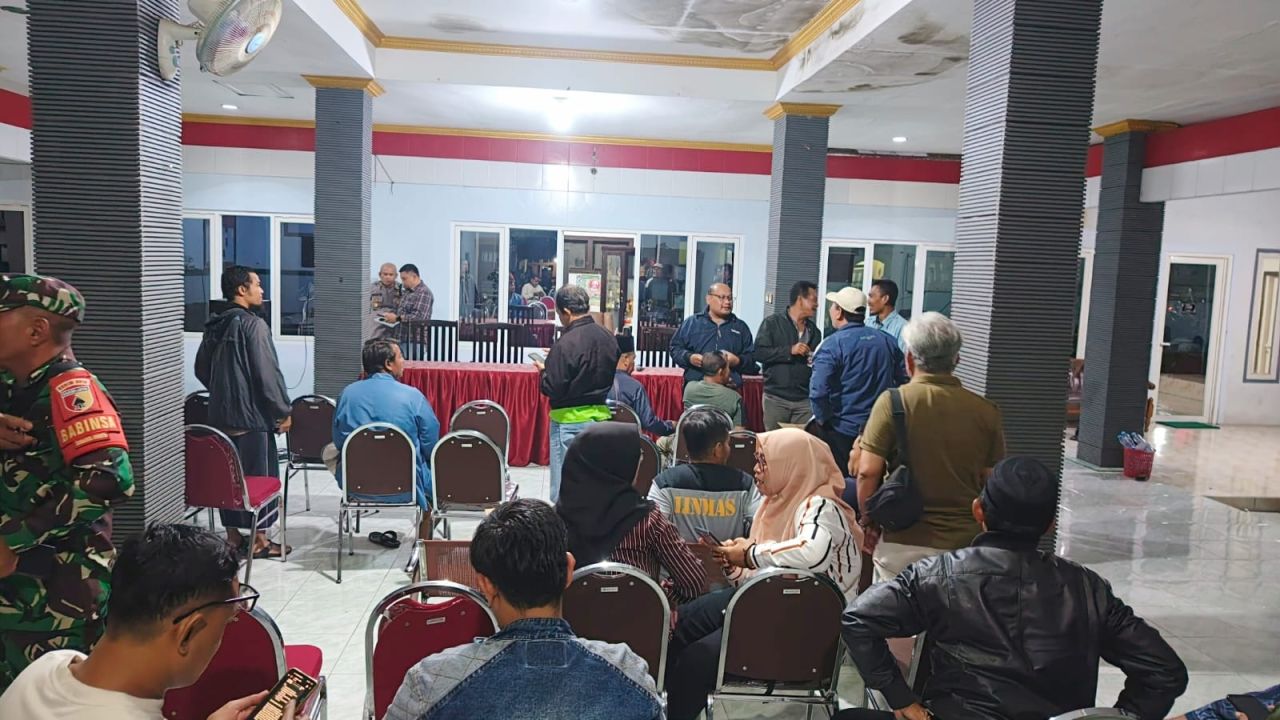 Sejumlah warga Nogosari menggelar audensi di kantor Desa mendesak APH menutup paksa warkop plus karaoke