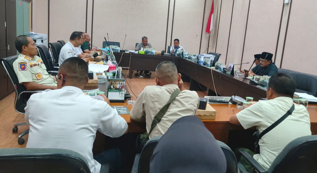 Komisi I DPRD Kabupaten Pasuruan saat menggelar hearing bersama Satpol PP, Kominfo dan pihak telkom saol semrawutnya kabel utilitas di wilayah setempat