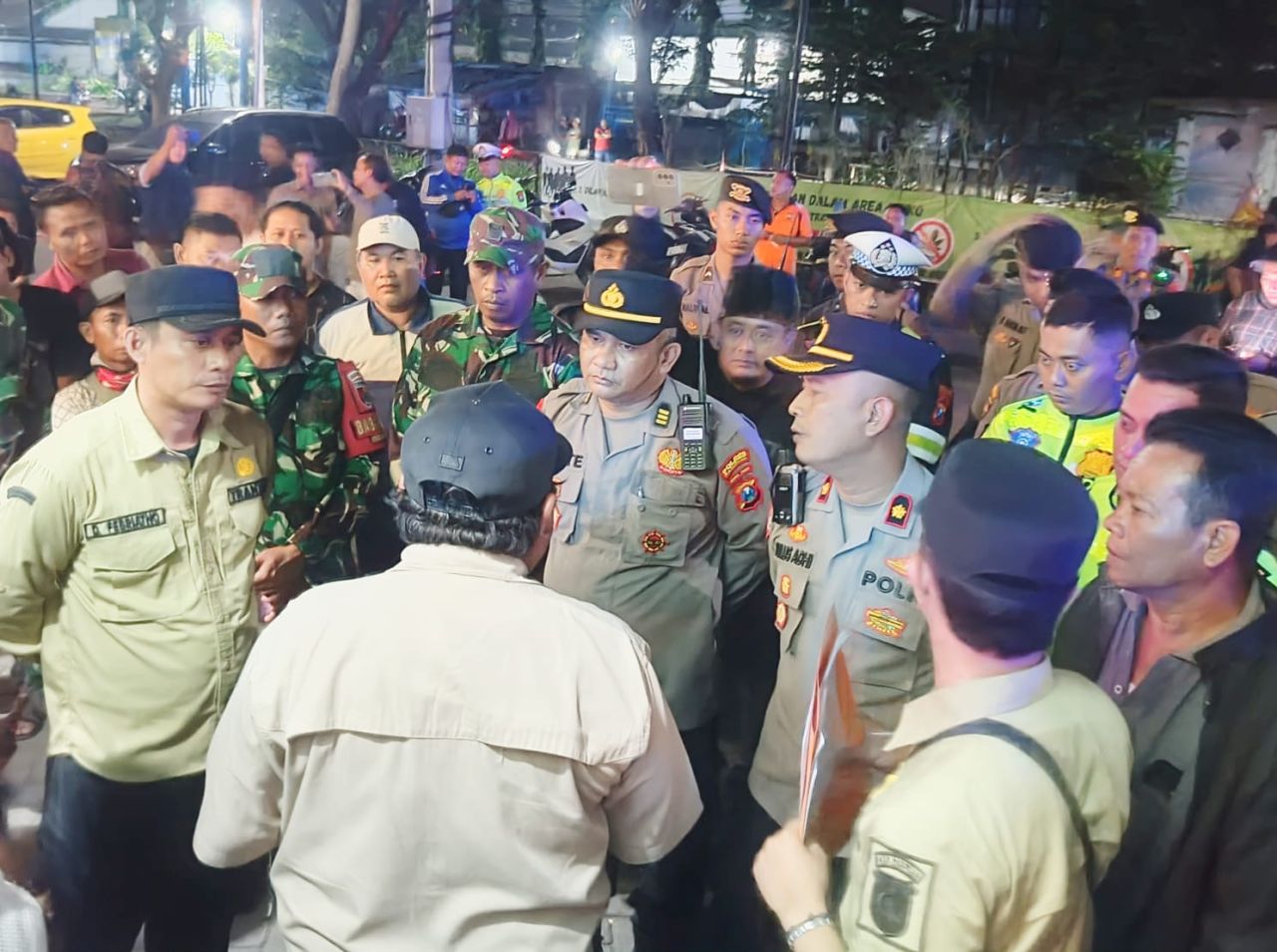 Petugas gabungan saat melakukan penutupan warkop di ruko Maico Pandaan