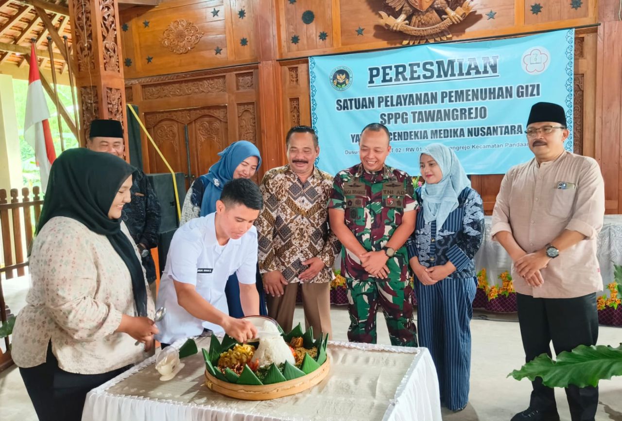 Dandim 0819 Letkol Inf Boga Subianto bersama anggota fraksi Gerindra DPRD Kabupaten Pasuruan saat meresmikan dapur SPPG Desa Tawangrejo, Kecamatan Pandaan