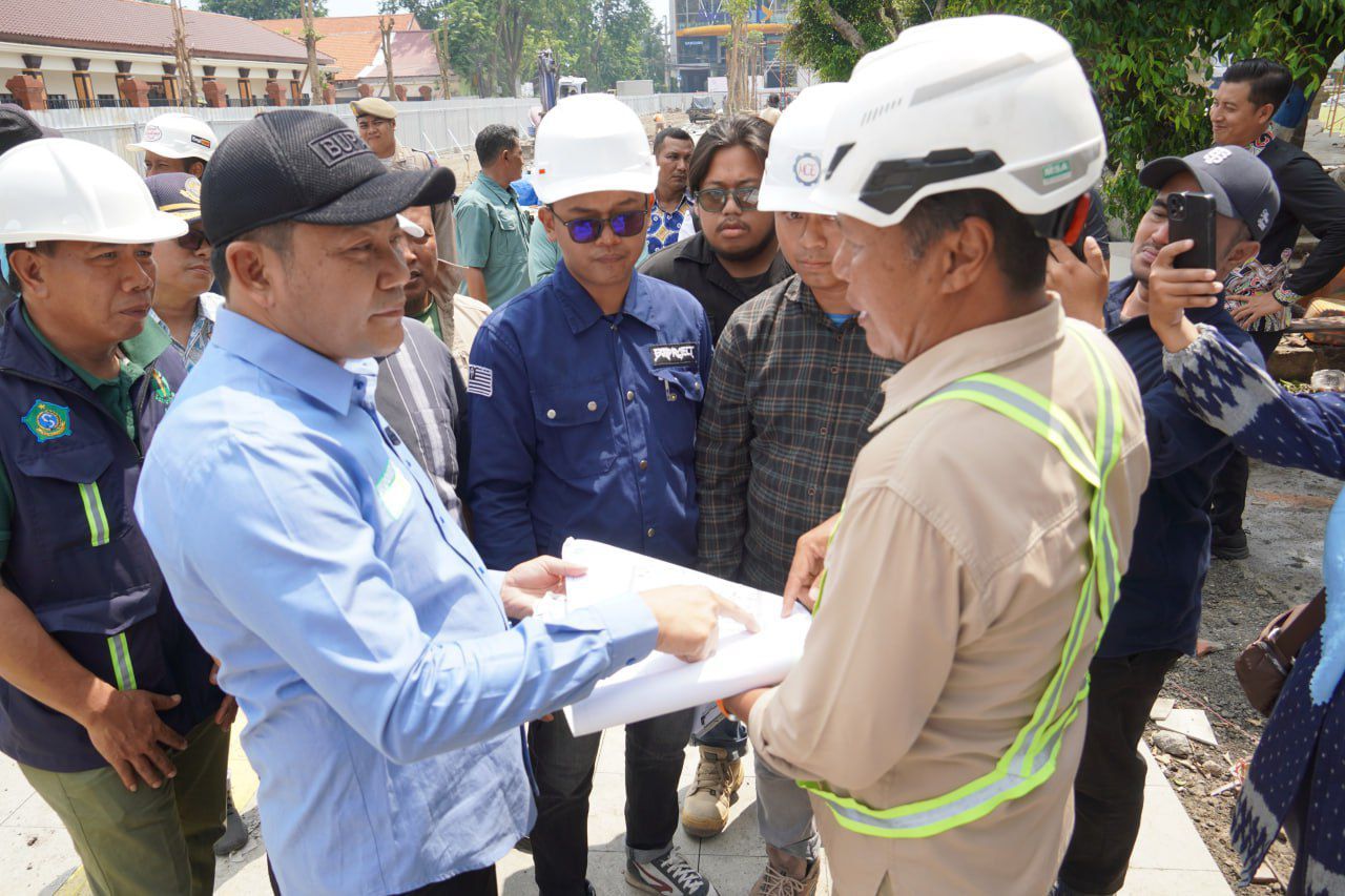 Bupati Sidoarjo, Subandi saat sidak mega proyek dinilai berlebihan oleh kalangan NGO