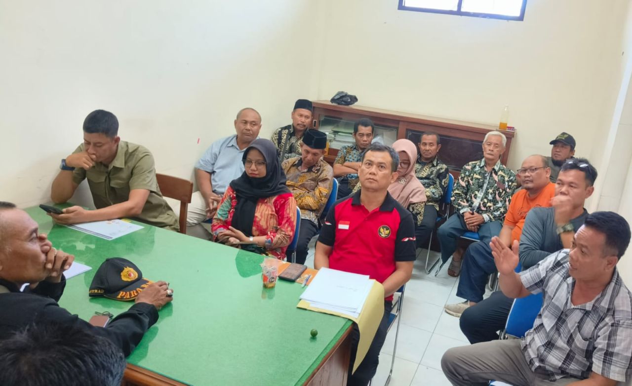 Audensi perwakilan warga Nogosari bersama Satpol PP Kabupaten Pasuruan terkait penutupan warkop berbasis karaoke