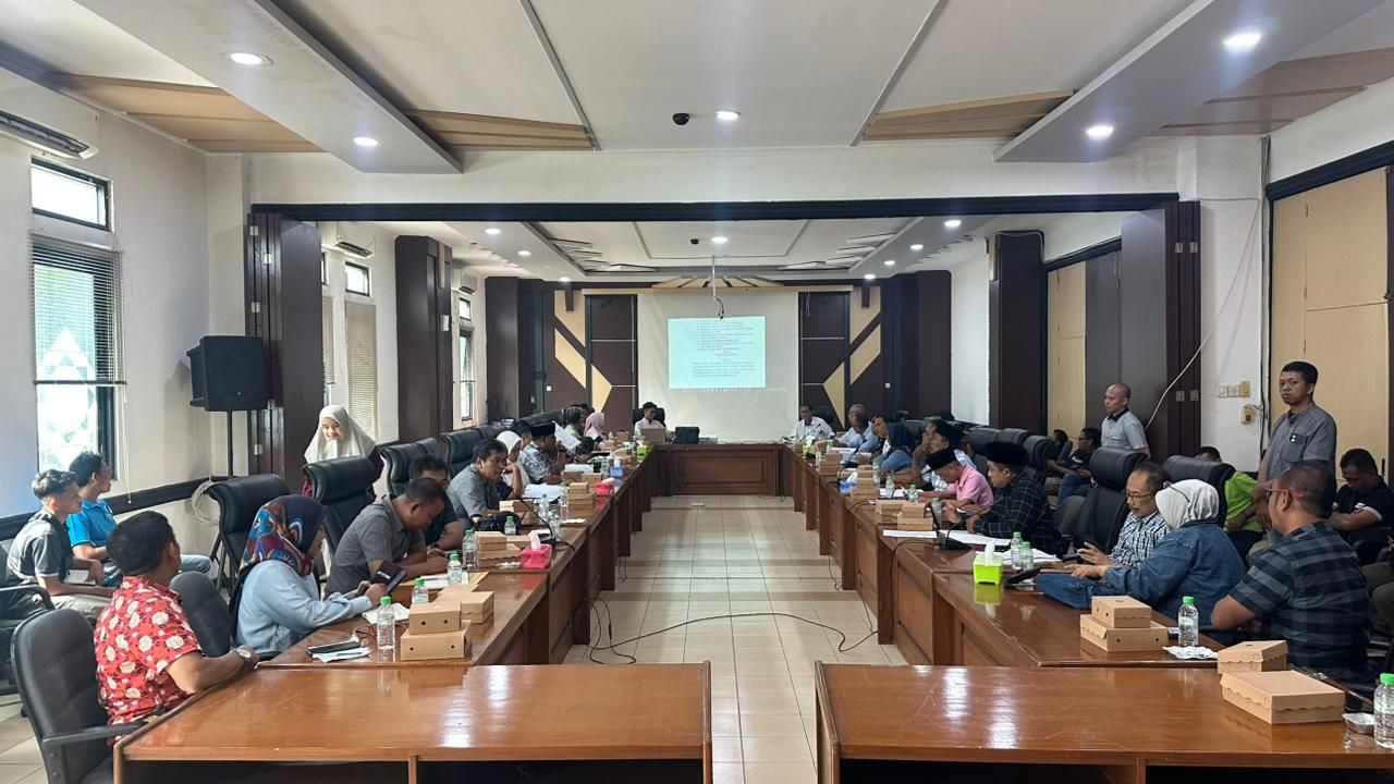 Lujeng Sudarto Direktur Pusat Studi dan Avokasi Kebijakan Publik (PUSAKA) saat audensi bersama DPRD Kabupaten Pasuruan soal draf raperda trantibum yang diduga jiplak