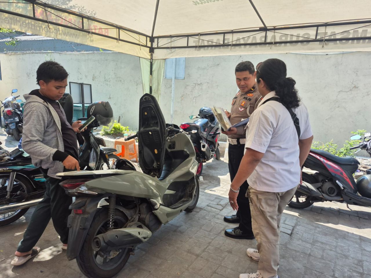 Ipda Wawan Nurcahyo saat melayani masyarakat di Samsat