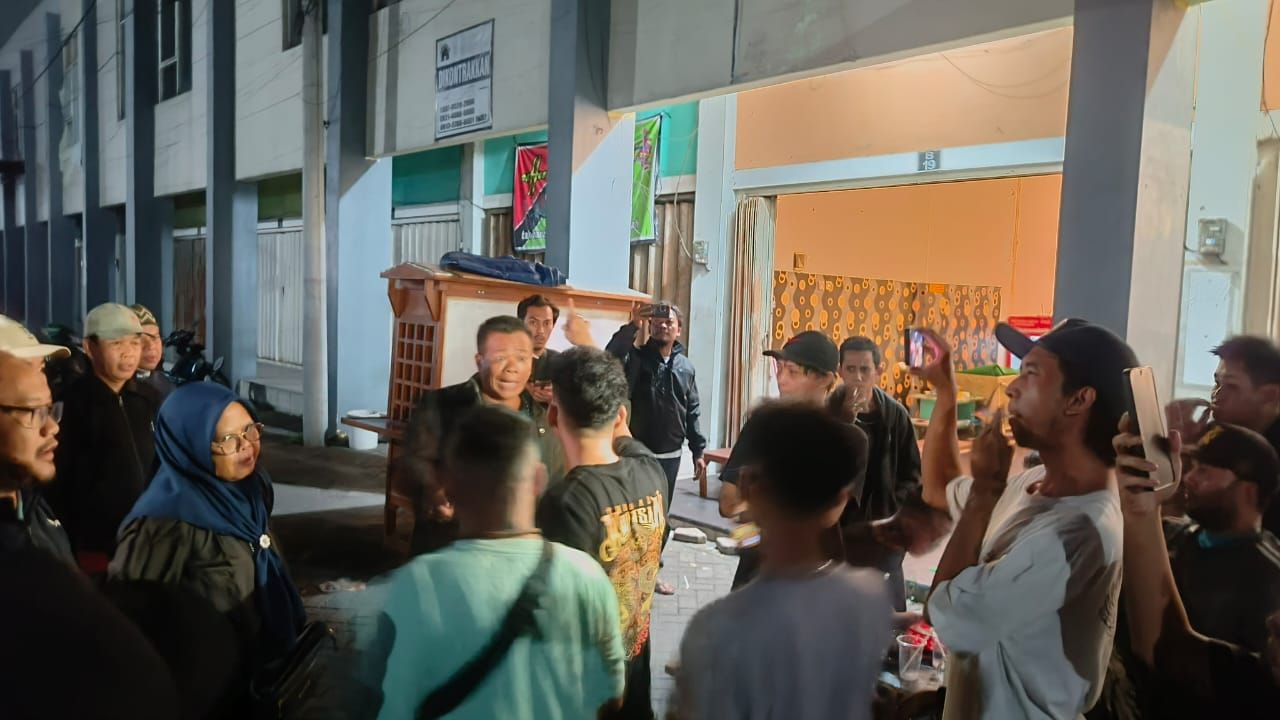 Suasana memanas saat pihak pemerintah desa nogosari bersama warga menanyakan izin ke pemilik usaha warkop berbasis karaoke di area ruko Meiko