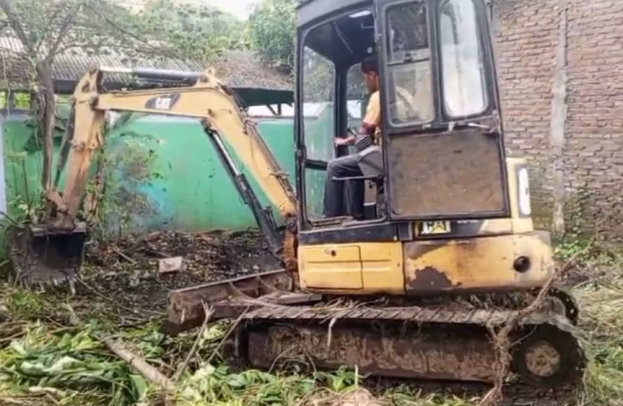 Pengerjaan normalisasi sungai di belakang SMPN 1 Gempol mengurangi volume air di musim penghujan