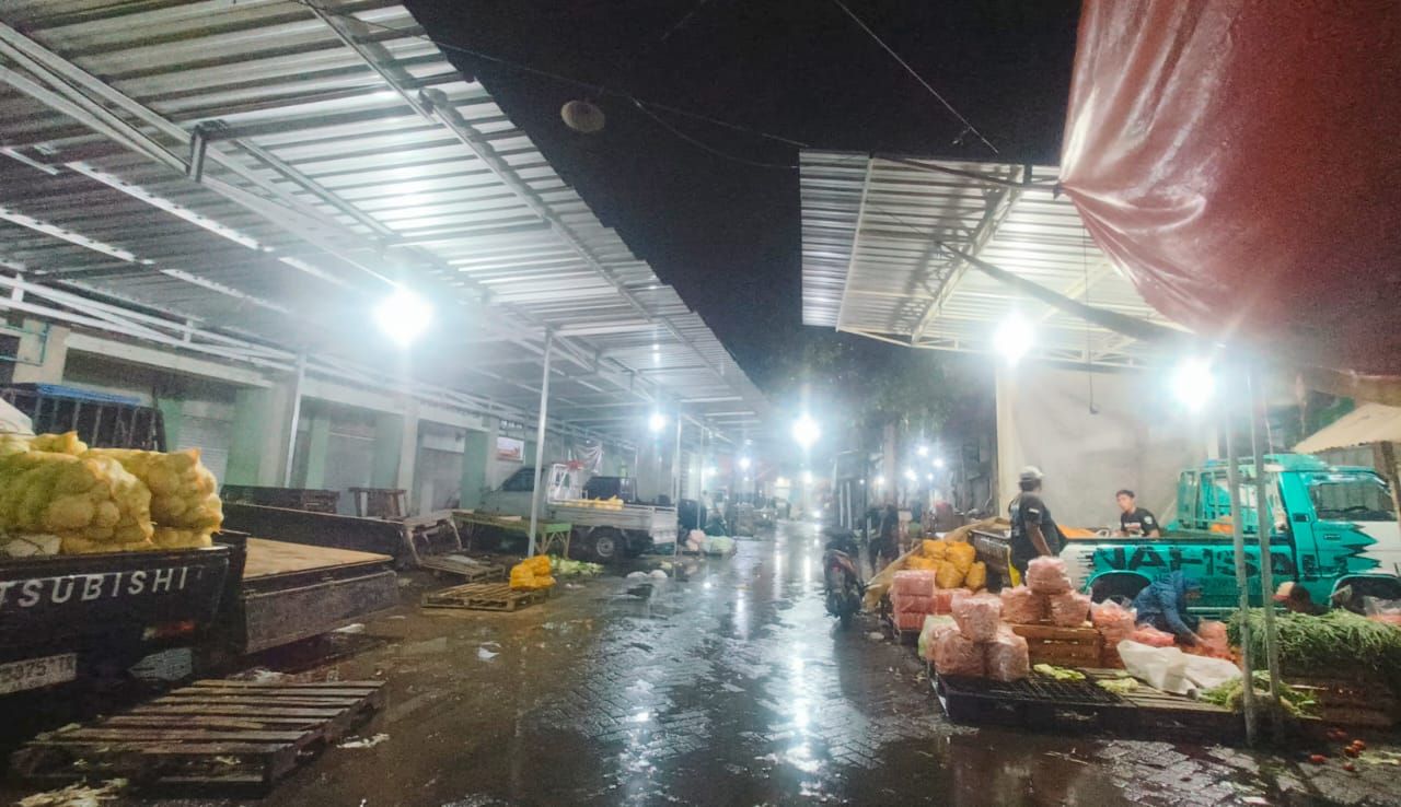 Atap dari galvalum terpasang di Pasar Sayur Gempol murni swadaya para pedagang untuk berteduh dari panas dan hujan