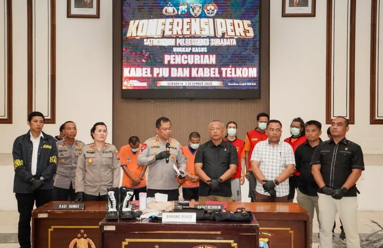 Kapolrestabes Surabaya Kombes Pol Luthfi Sulistiawan saat rilis perkara galian kabel telkom ilegal (ist)