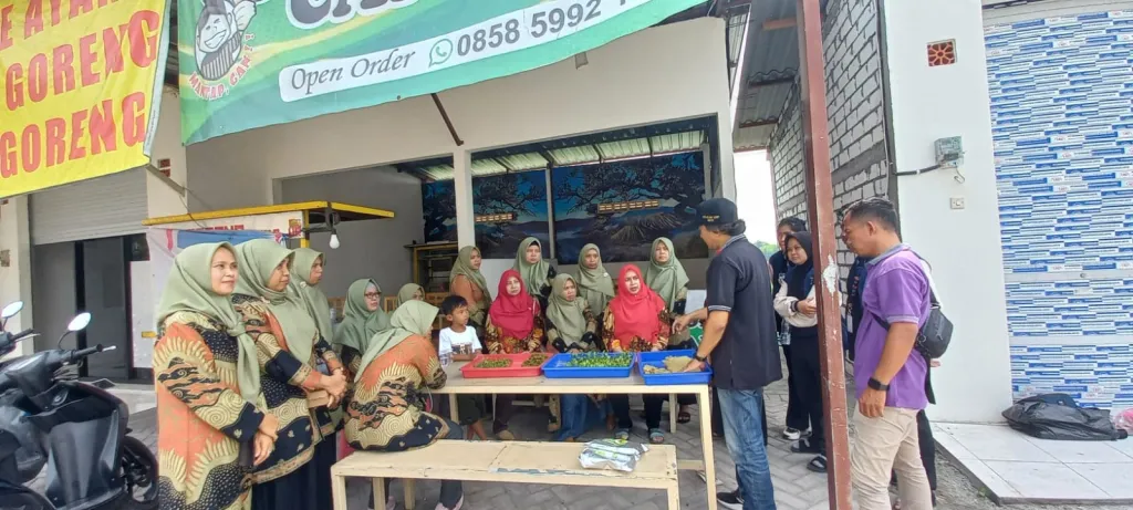 Dosen UWP Dorong Ketahanan Pangan Keluarga Lewat Hidroponik dan Eco Enzim di Gresik