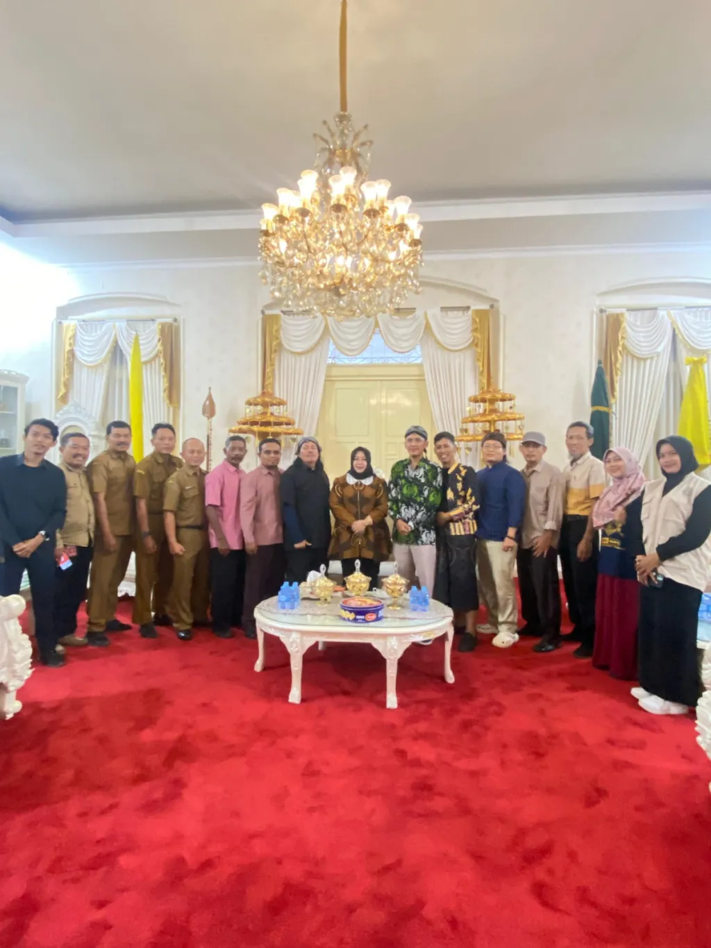 Alip Sugianto Serahkan Buku Kepada Bupati Sebagai Upaya Mendorong Literasi Daerah