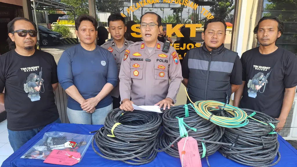 Laporan Warga Lewat Call Center 110 Berbuah Penangkapan, Tiga Pencuri Kabel Tower Dibekuk di Rejoso