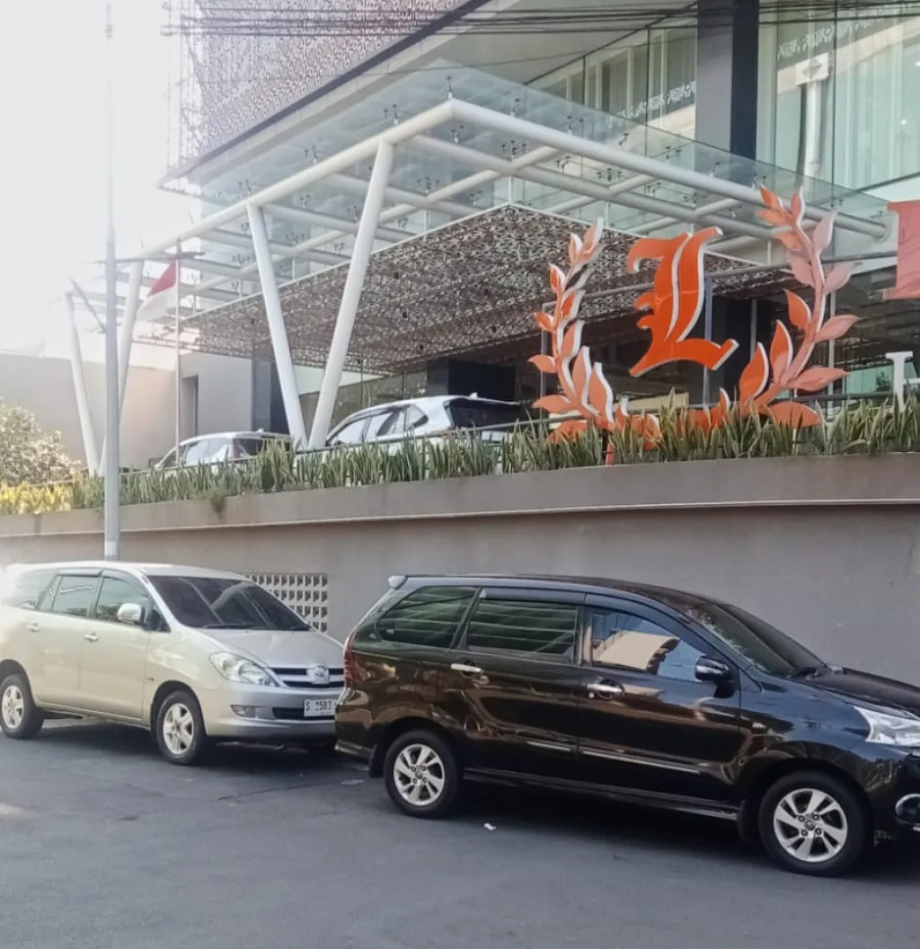 Diduga Minim Lahan Parkir, Aktivitas Parkir di Sekitar Leedon Hotel & Suites Surabaya Jadi Sorotan