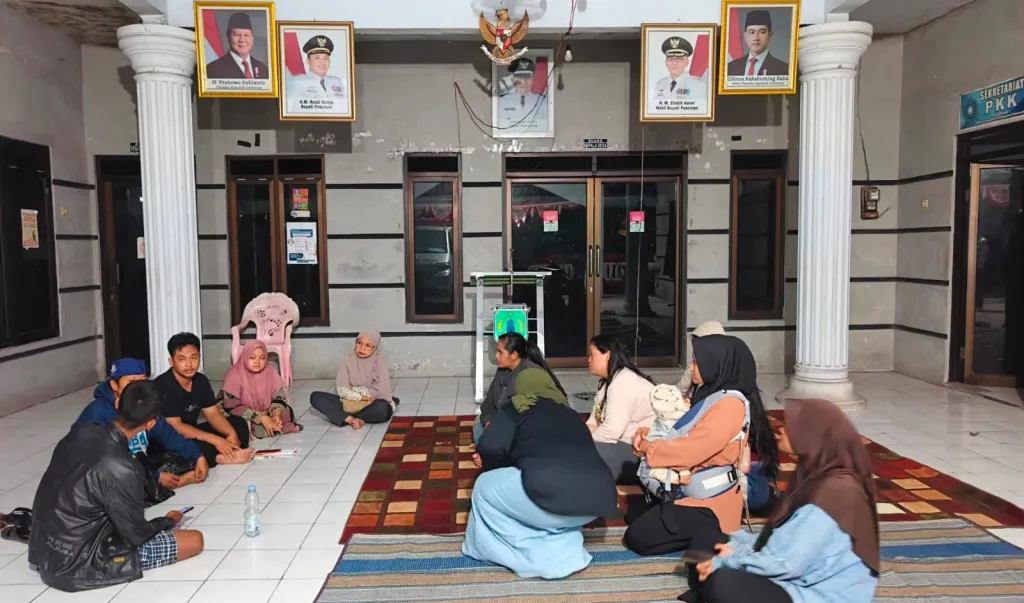 Emak-Emak Ngamuk Geruduk Balai Desa Kenep. Minta Uang Arisan Dikembalikan 