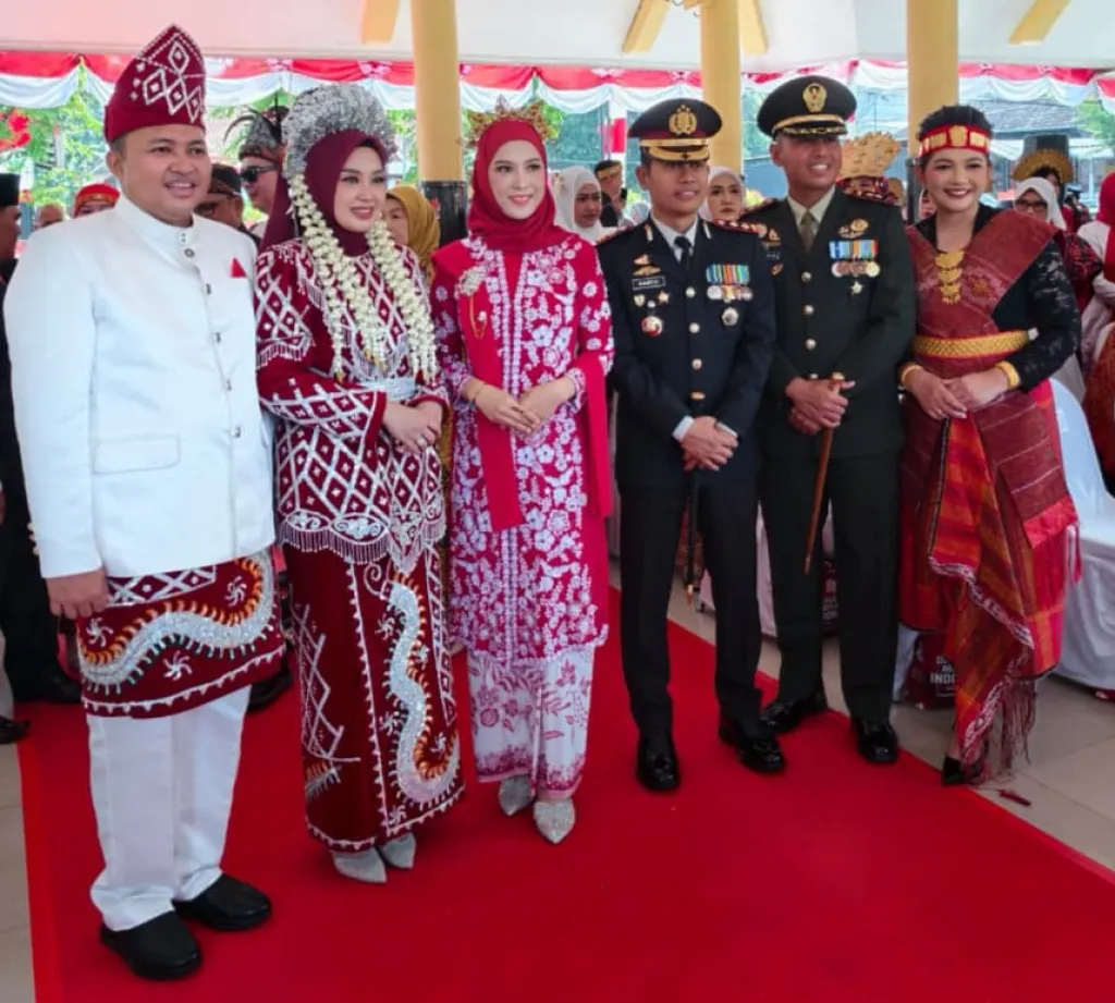 Mas Bupati dan Istri Kenakan Pakaian Adat Kalsel di Upacara HUT RI ke 81. Ajak Masyarakat Isi Kemerdekaan Pembangunan