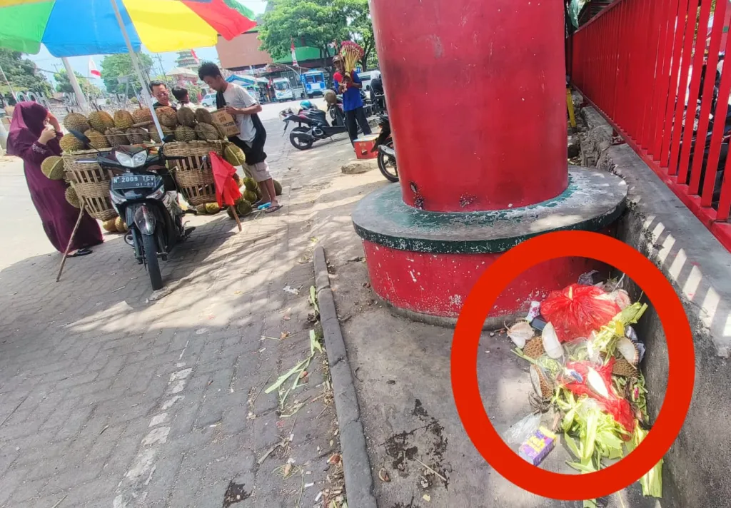 Pedagang Durian Cheng Hoo Bandel, Tetap Berjualan di Pinggir Jalan Membuat Kumuh dan Macet 