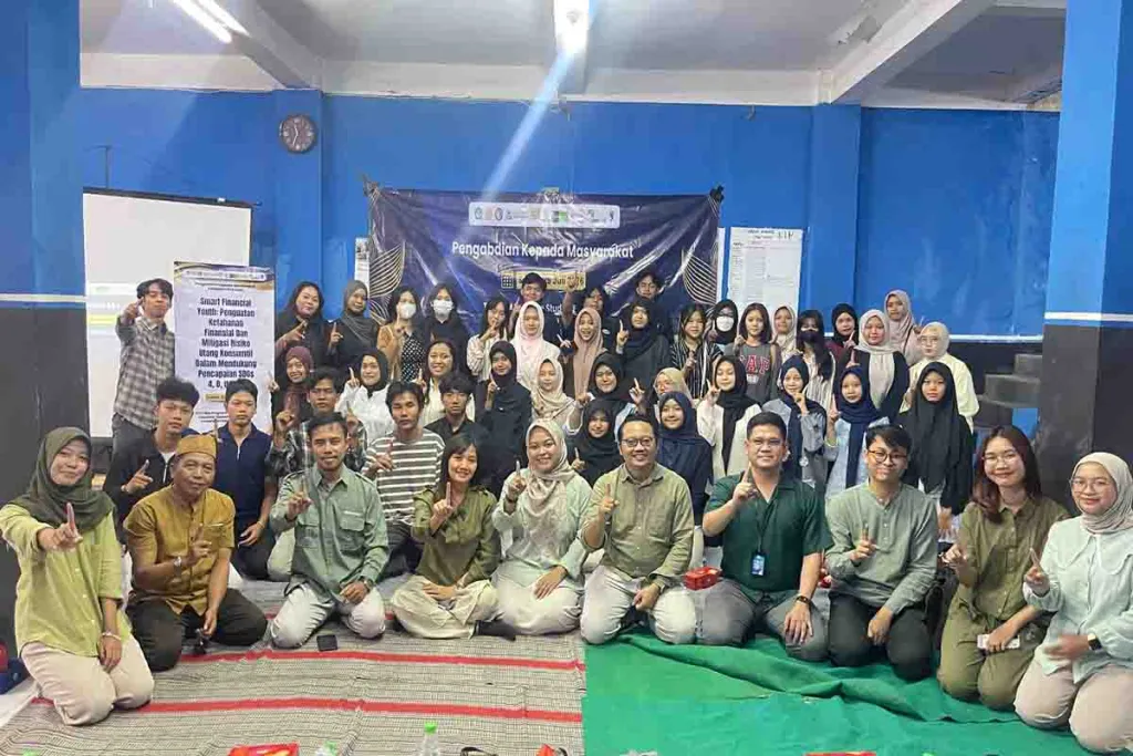 S1 Ekonomi UNESA Ajak Generasi Muda Kebraon Cerdas Finansial dan Waspada Utang Konsumtif