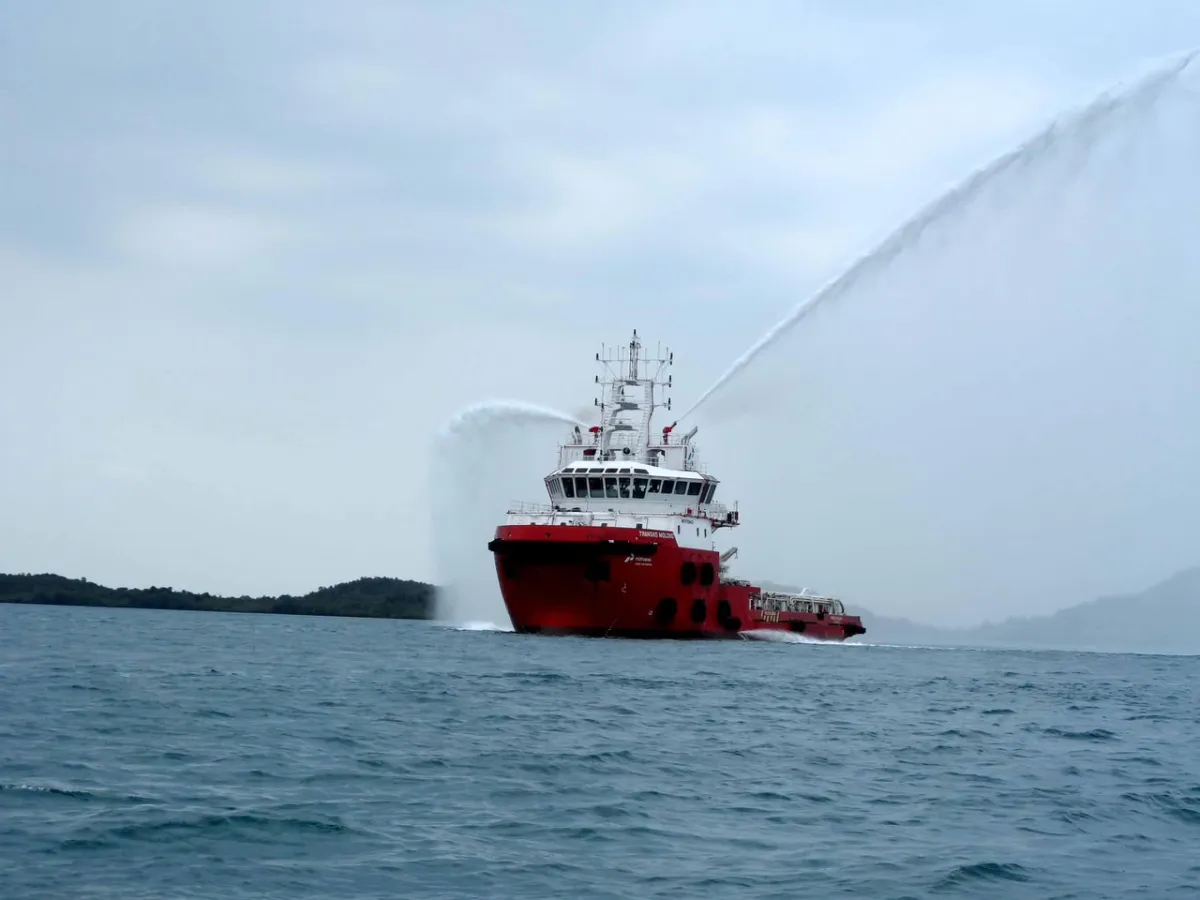 PTK Tebar Oil Boom, Gerak Cepat Bantu KMP Batumandi di Perairan Selat Sunda