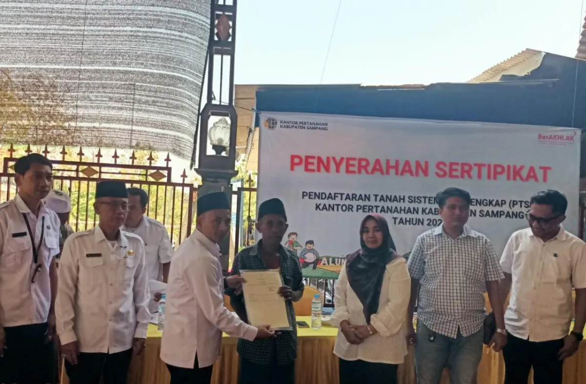 Pemdes Rabasan Sampang Serahkan Sertifikat PTSL, Warga Sumringah